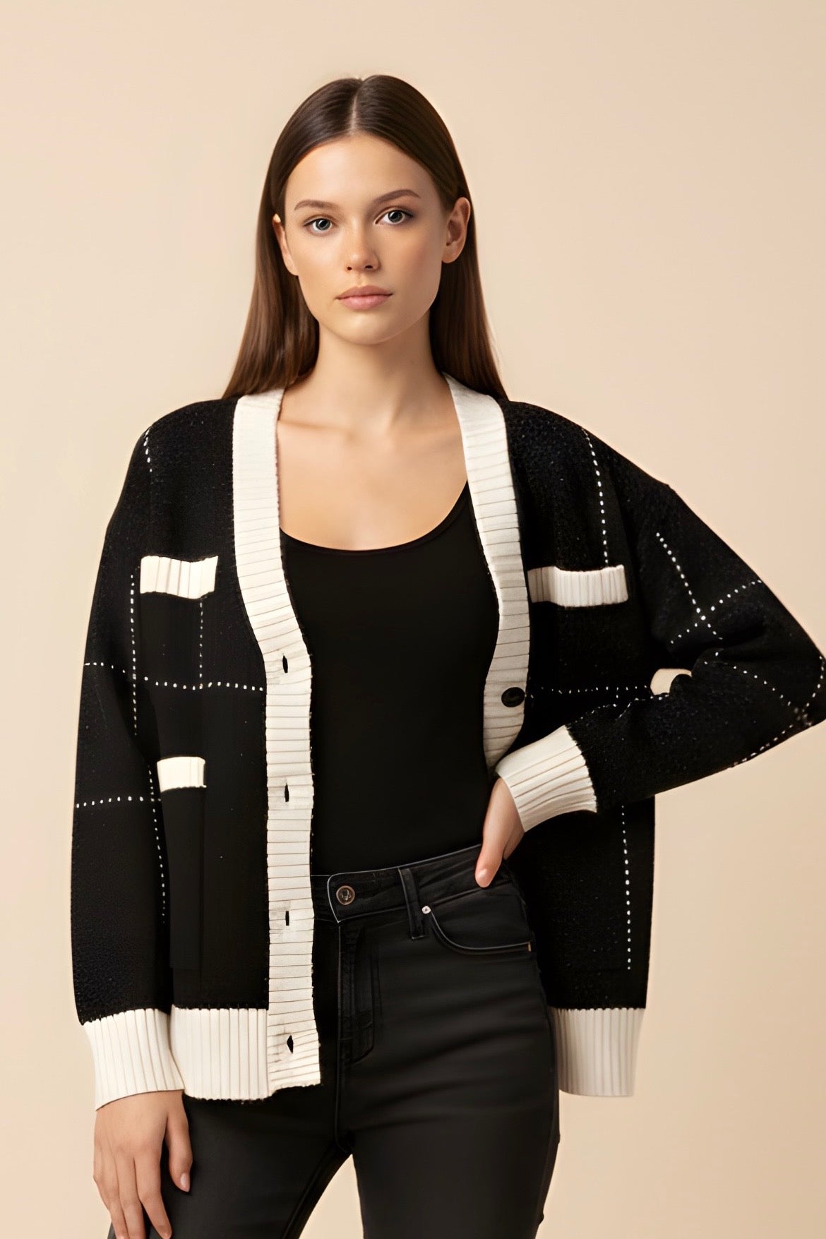 קרדיגן לבן על שחור