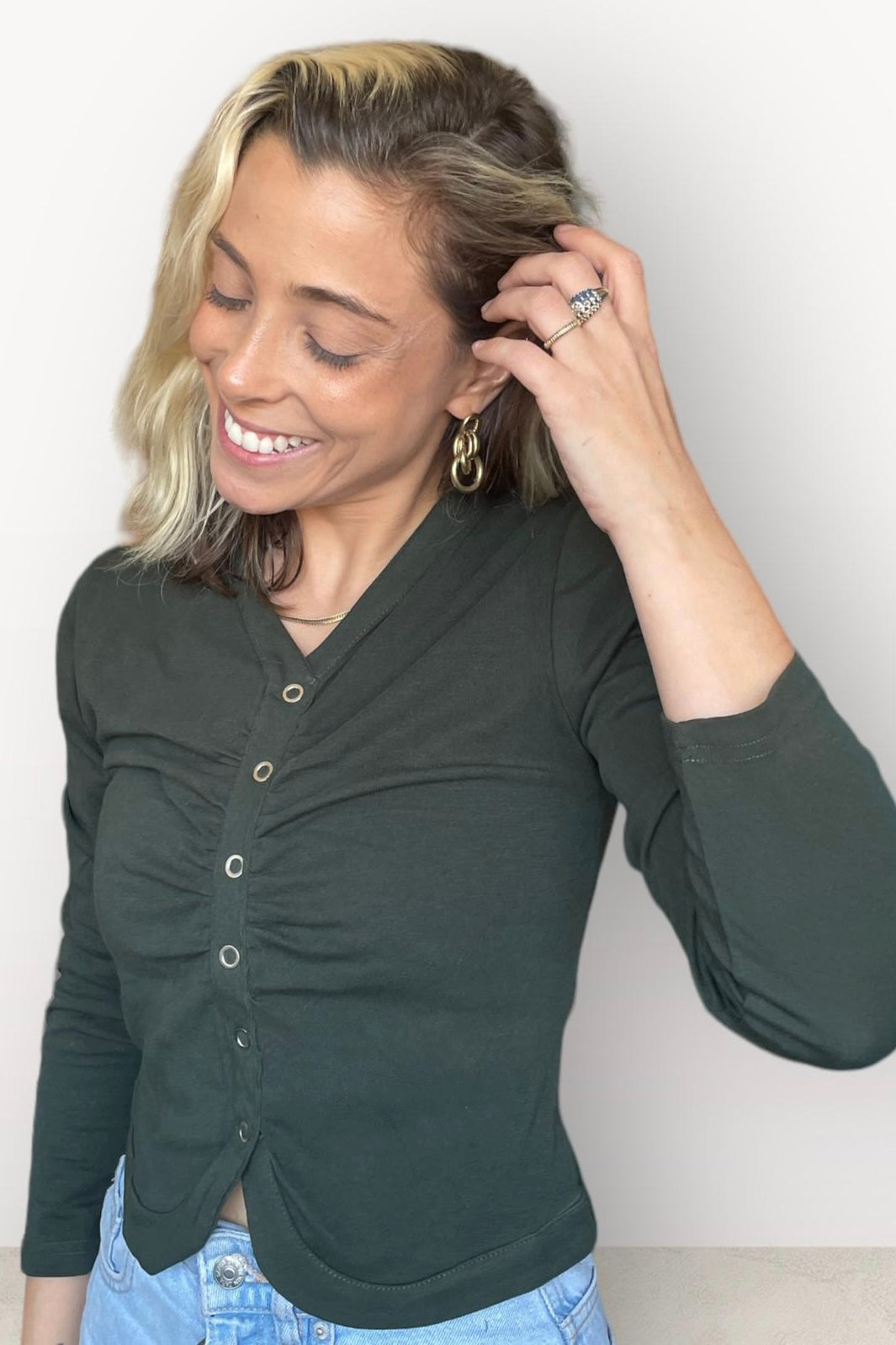 חולצת כיווצים וכפתורים