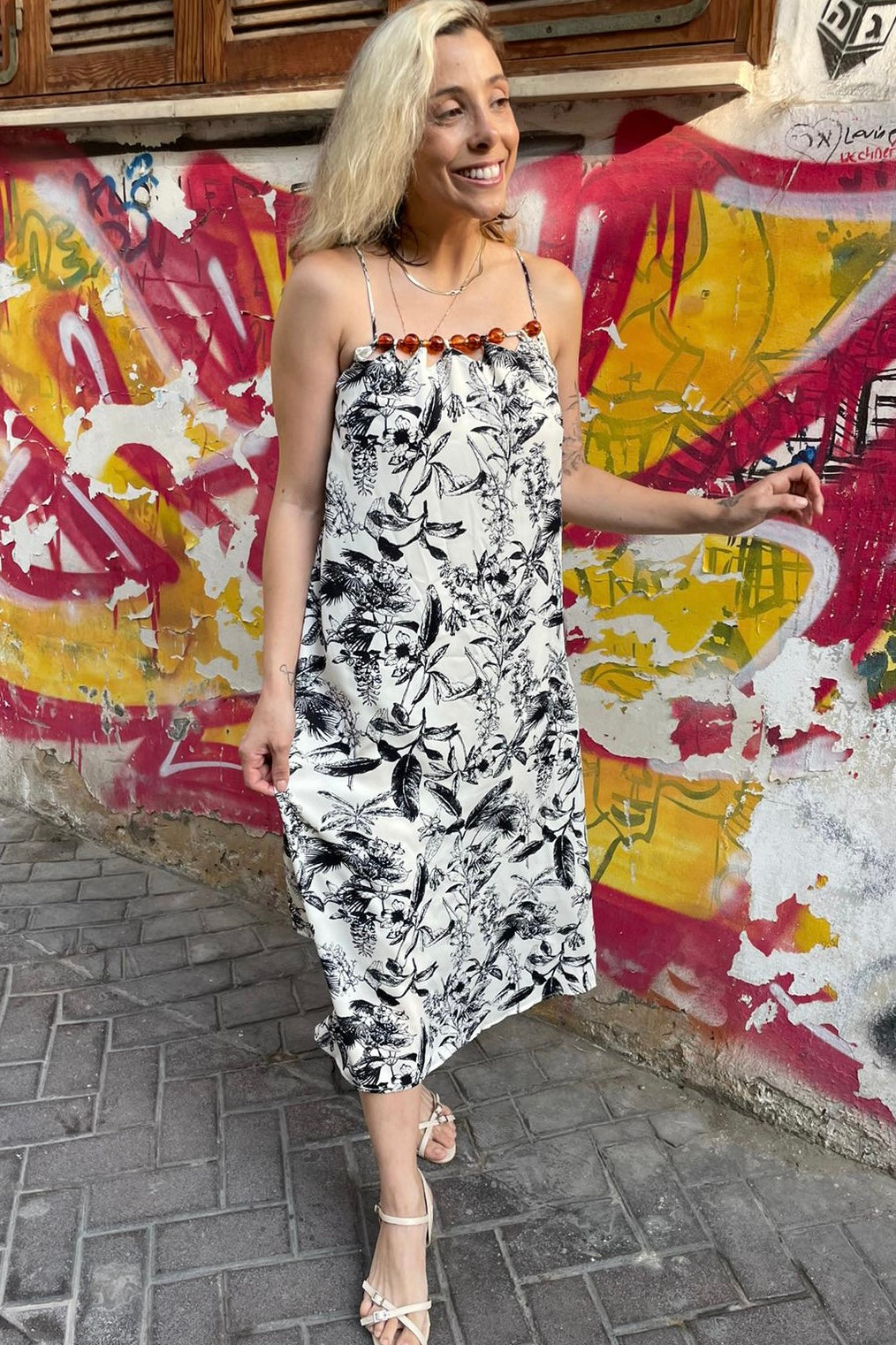 שמלת מחרוזת ופרחים