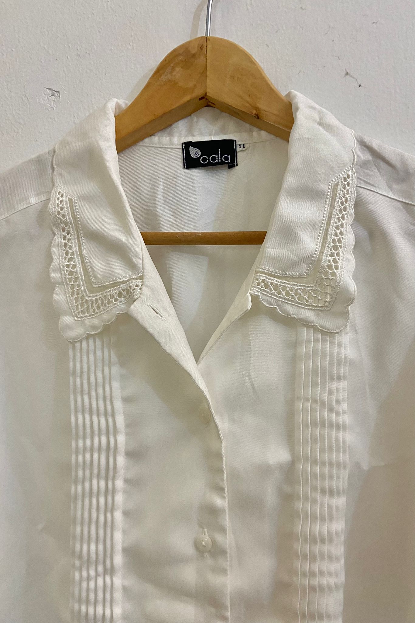 חולצת וינטג' לבנה עם רקמה