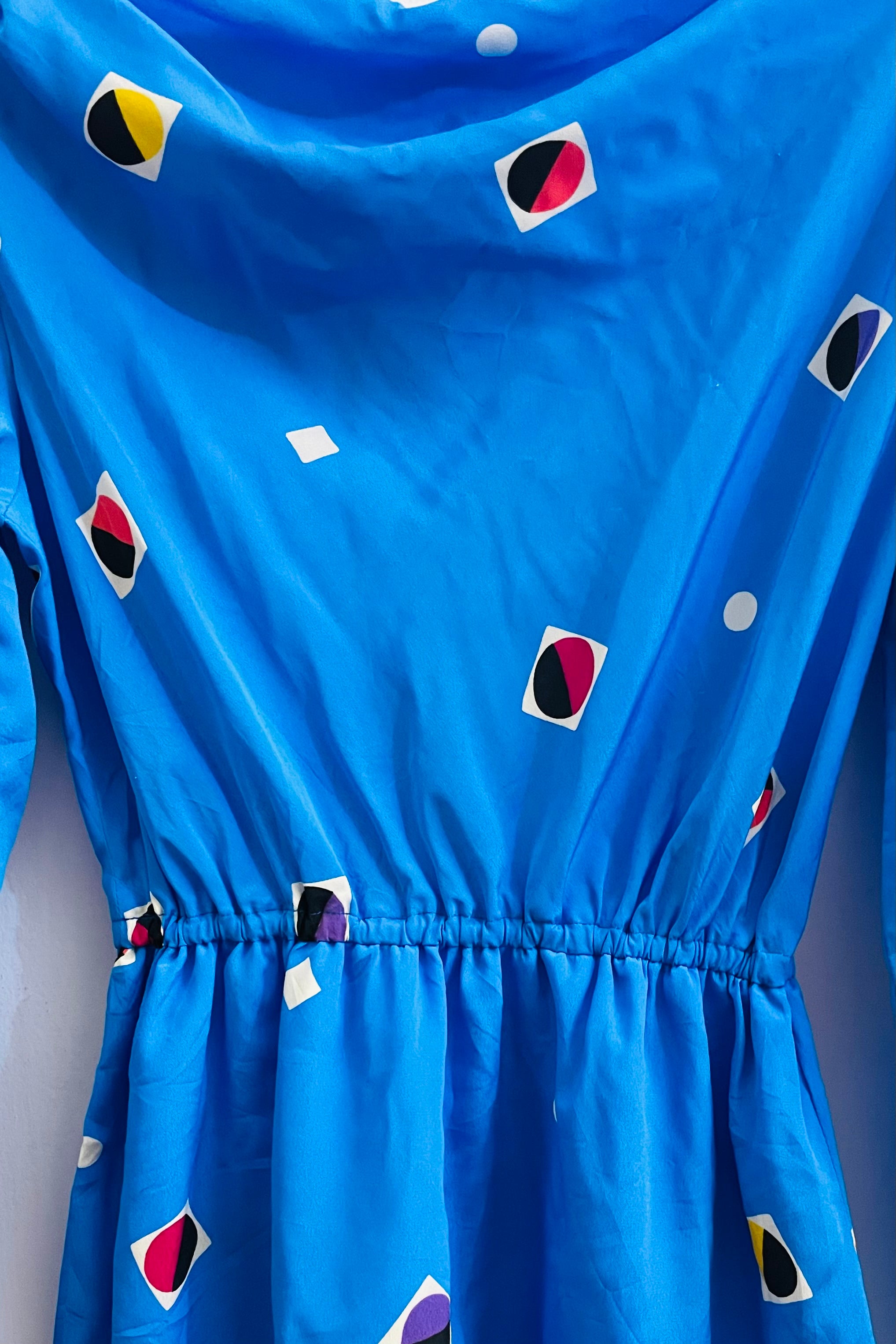 שמלת וינטג׳ תכולה.