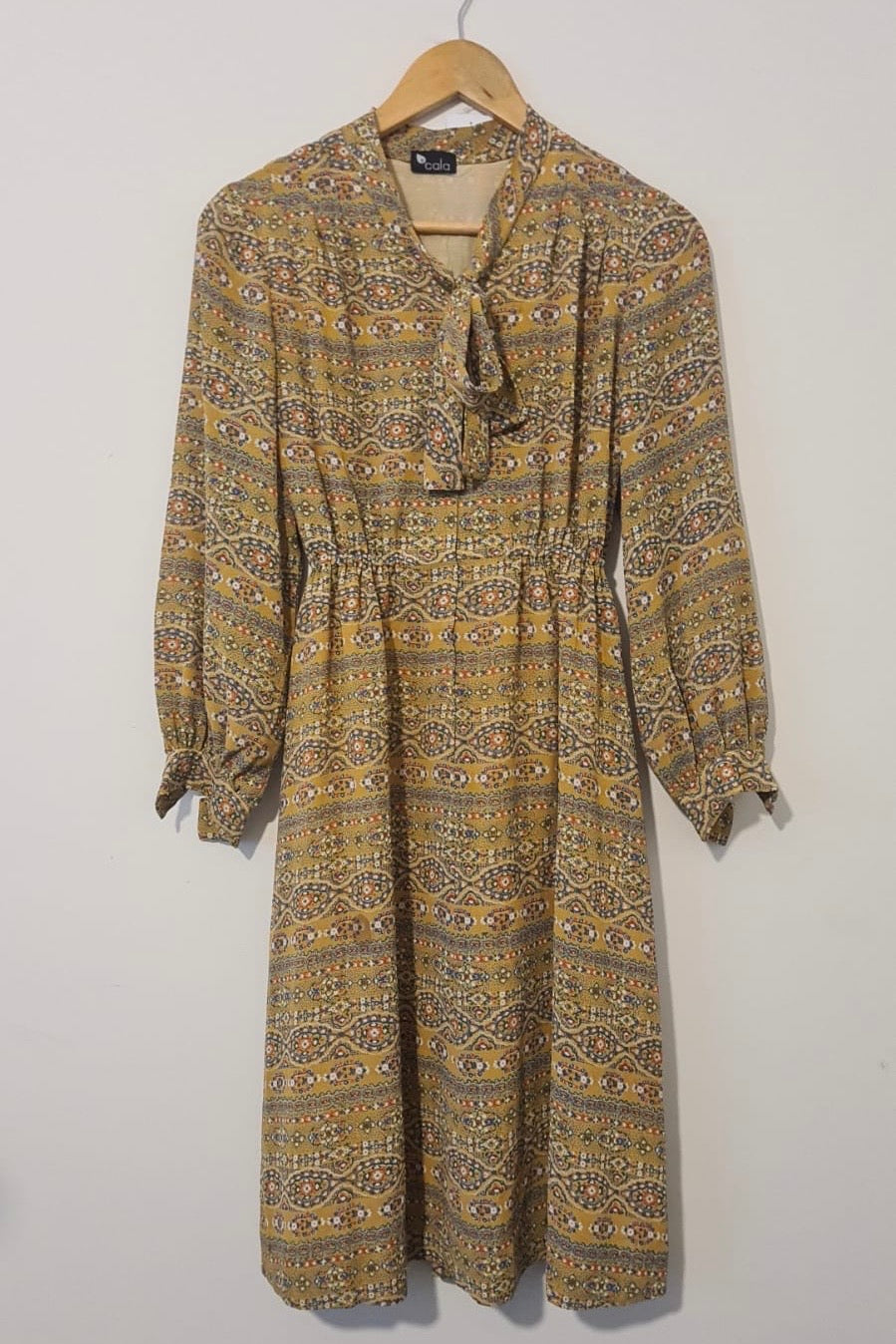 שמלת וינטג' צבע חול צורות