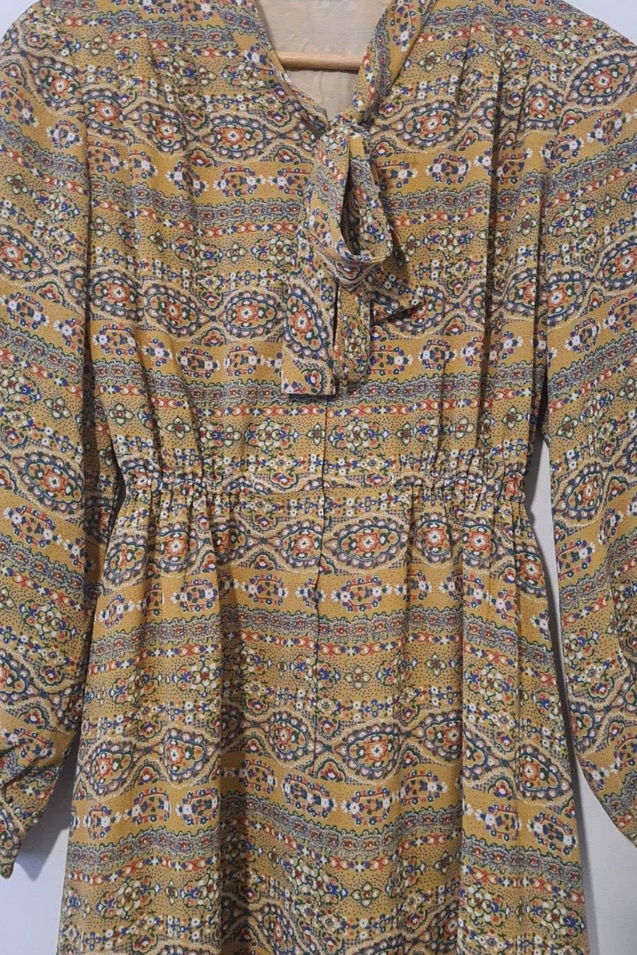 שמלת וינטג' צבע חול צורות