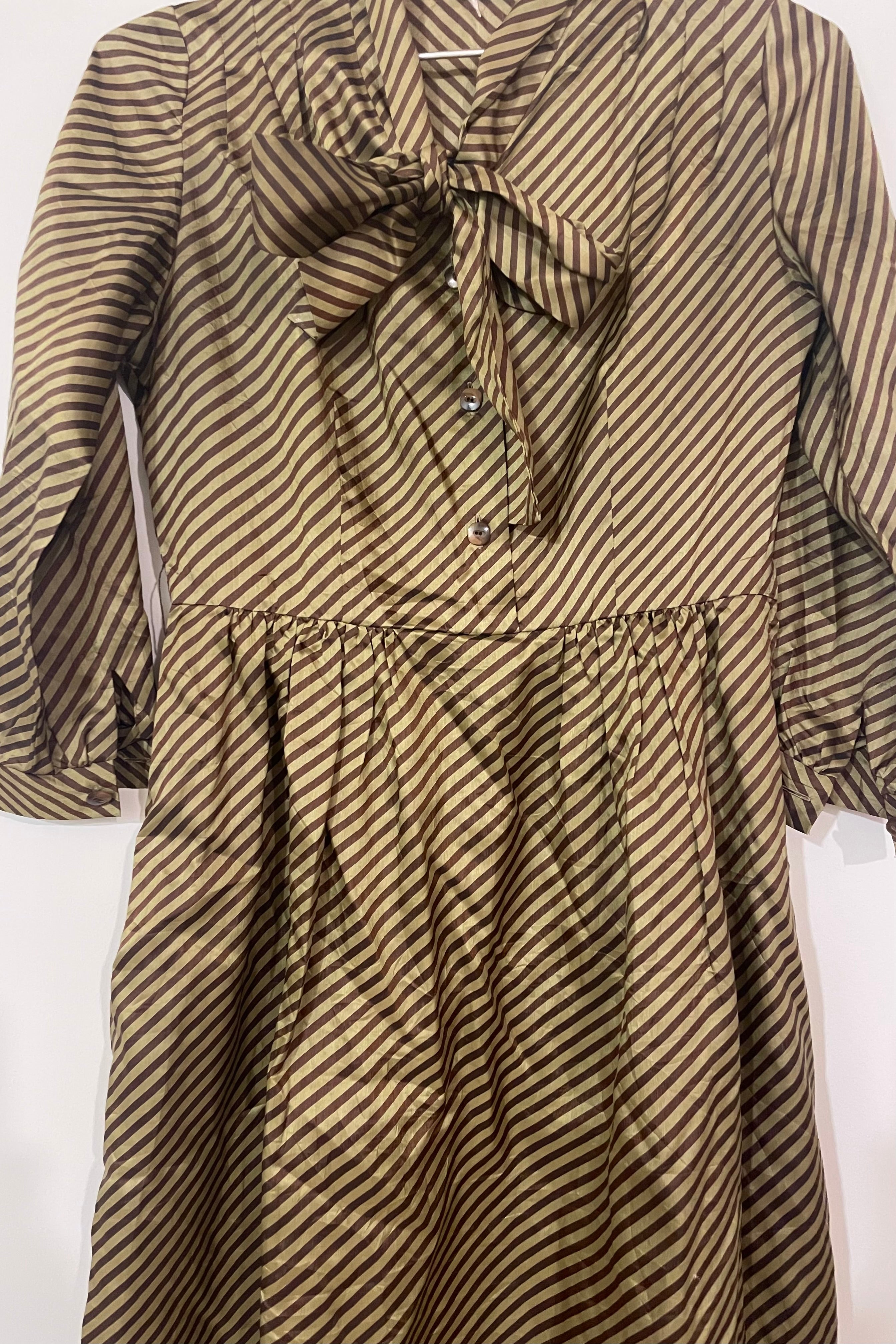 שמלת וינטג׳ אלכסונים