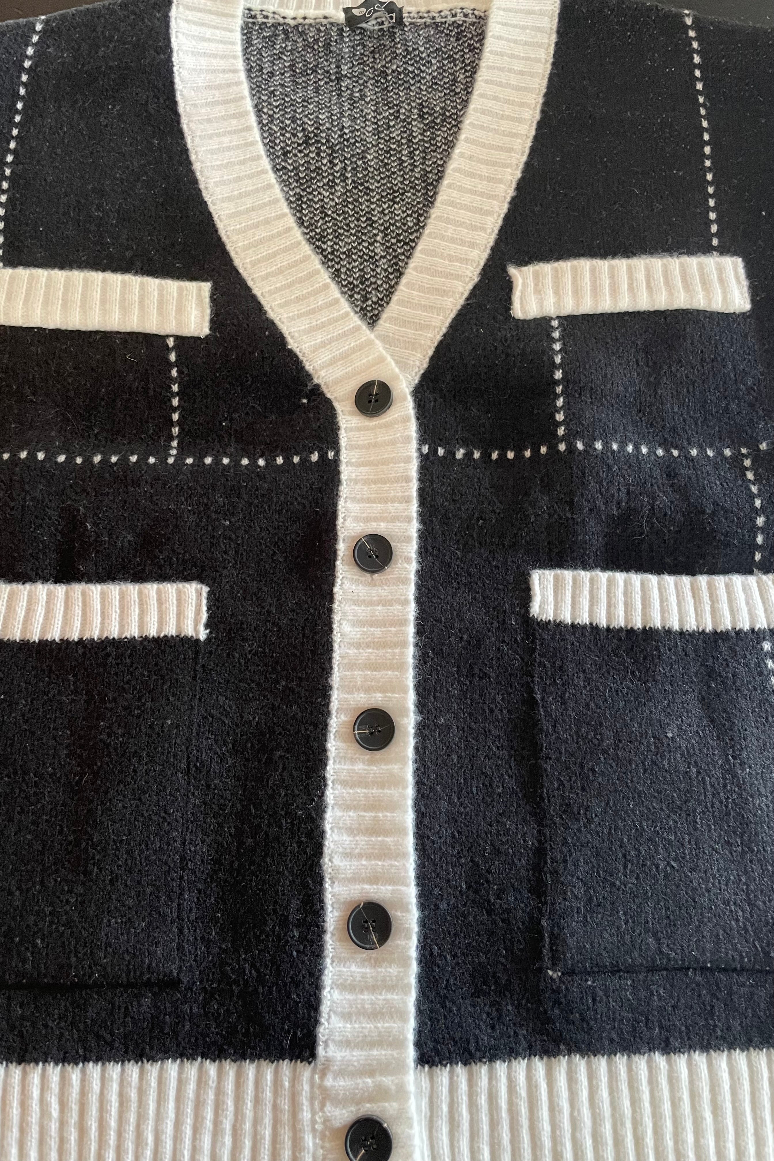 קרדיגן לבן על שחור