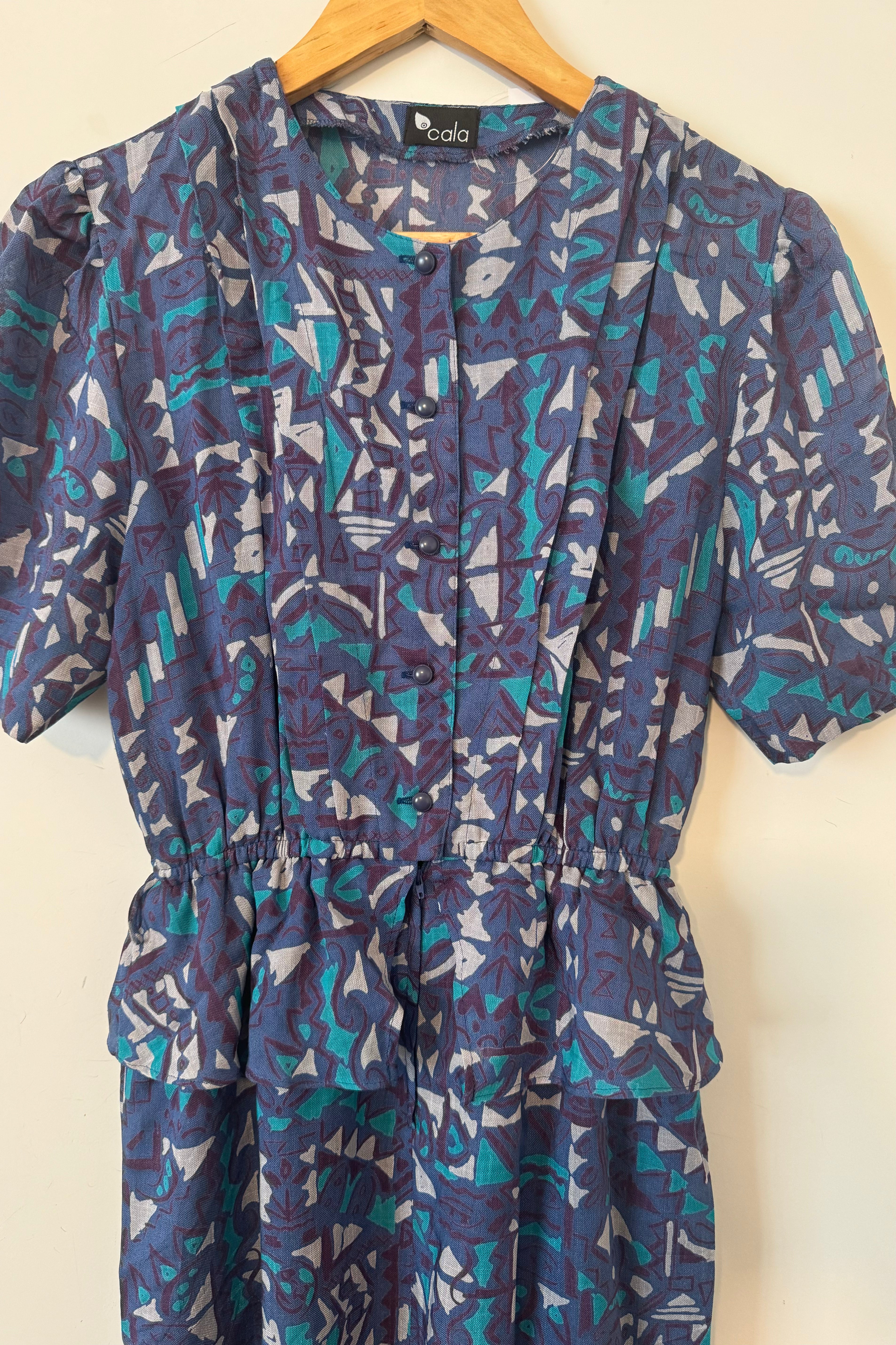 שמלת וינטג׳ הדפס מיקס של צורות בד כותנתי נושם.