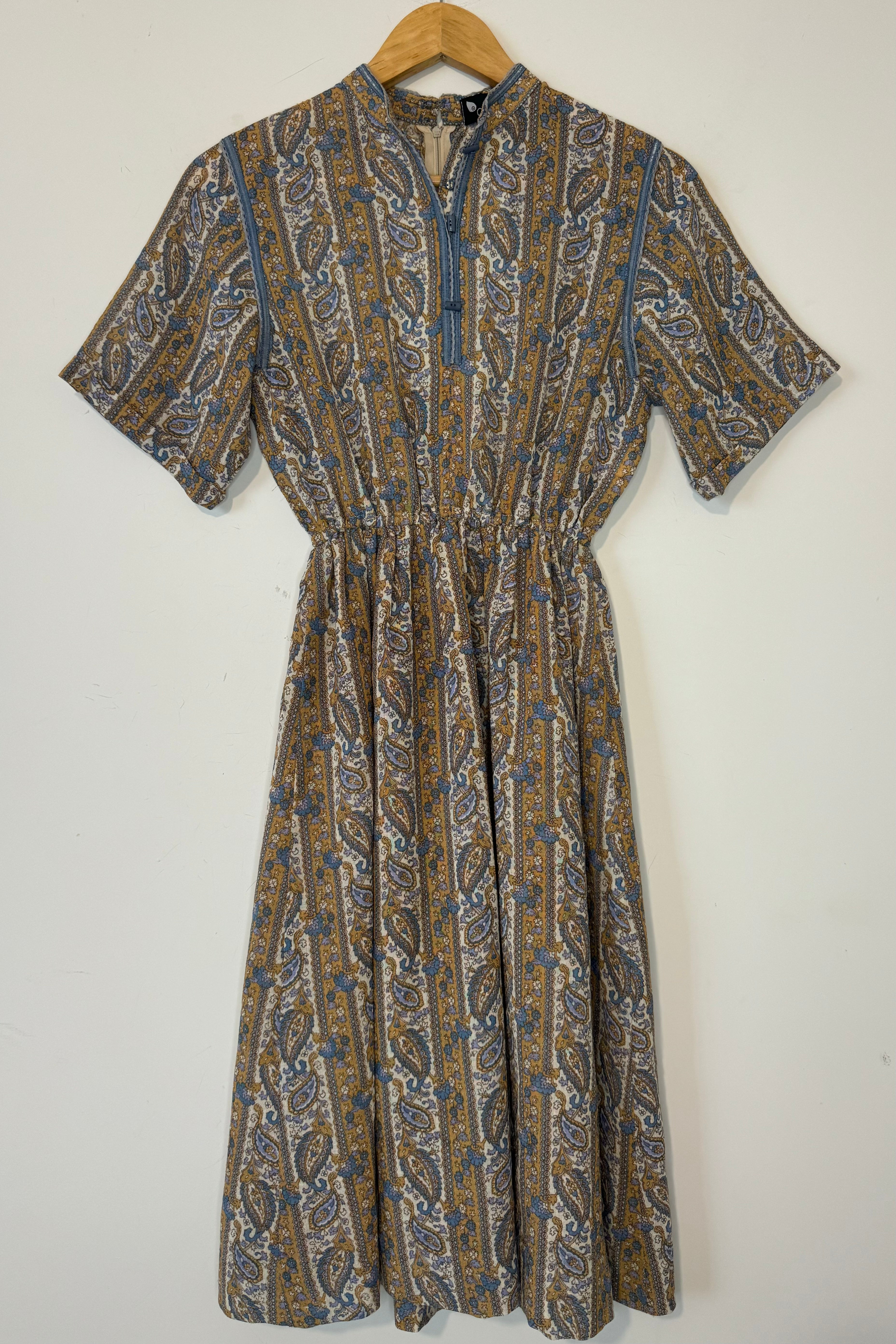 שמלת וינטג׳ , פייזלי תכלת על רקע חום בהיר, רוכסן בגב, בד שיפון נעים ונושם