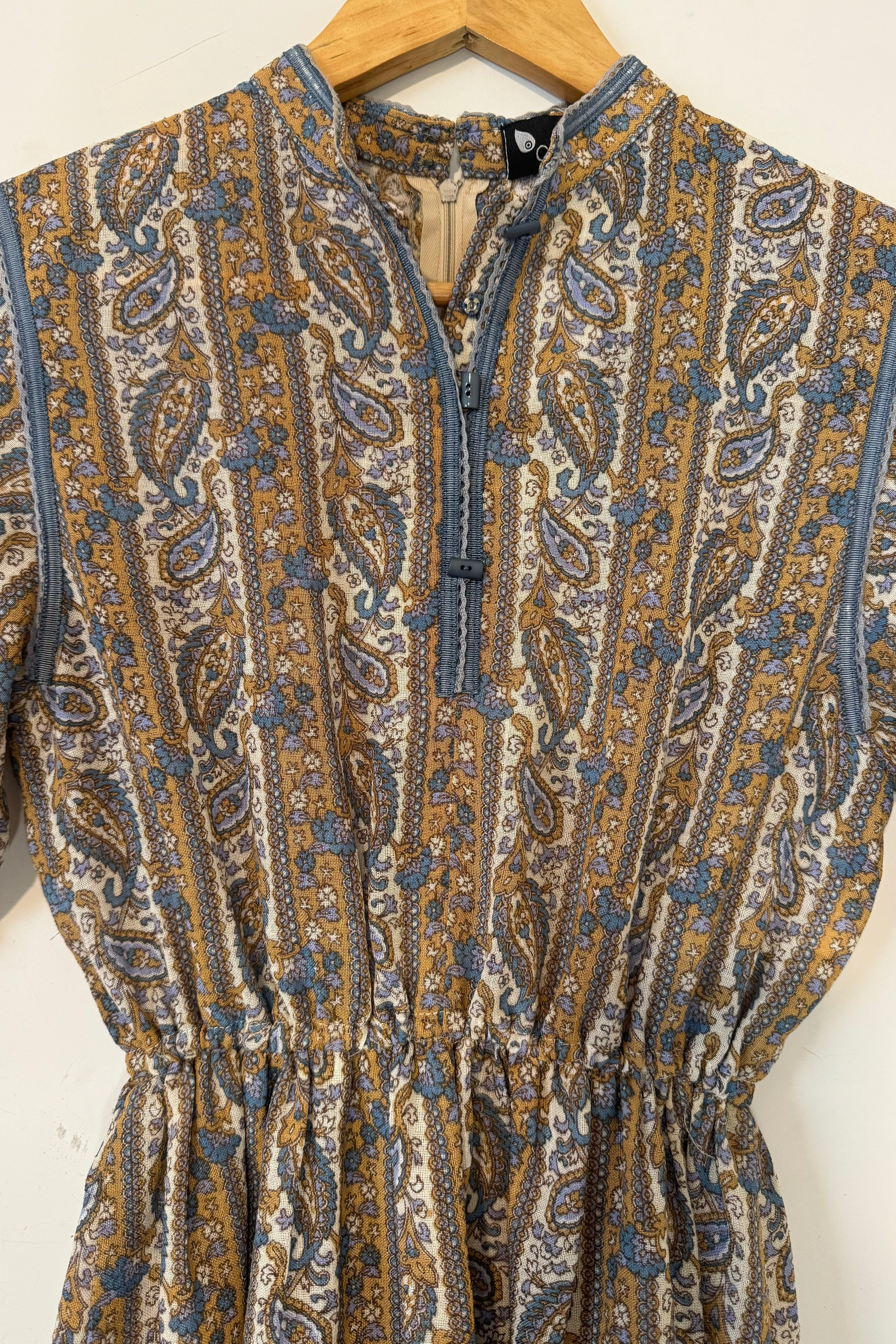 שמלת וינטג׳ , פייזלי תכלת על רקע חום בהיר, רוכסן בגב, בד שיפון נעים ונושם