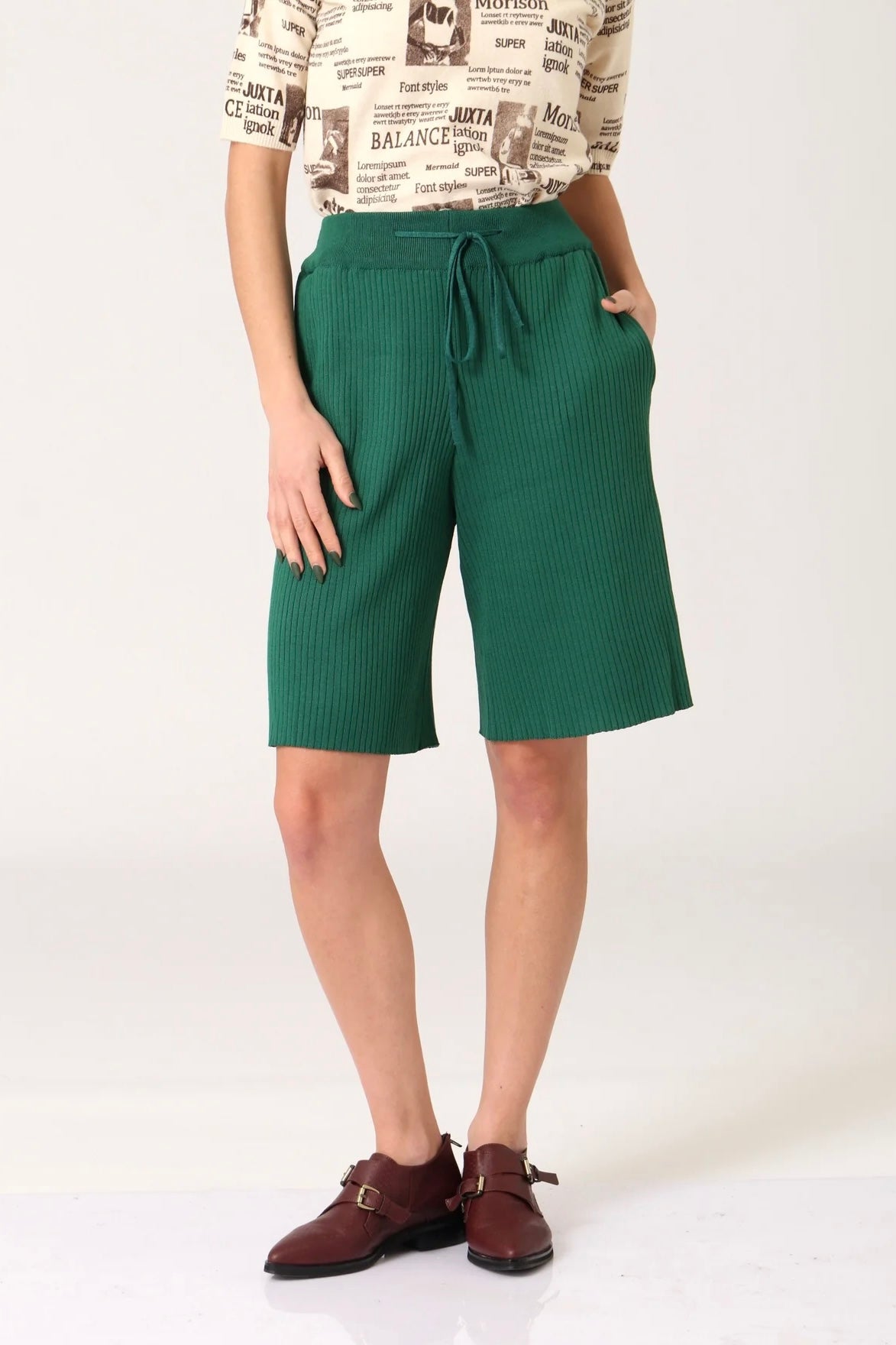 מכנסי צמר קצרים