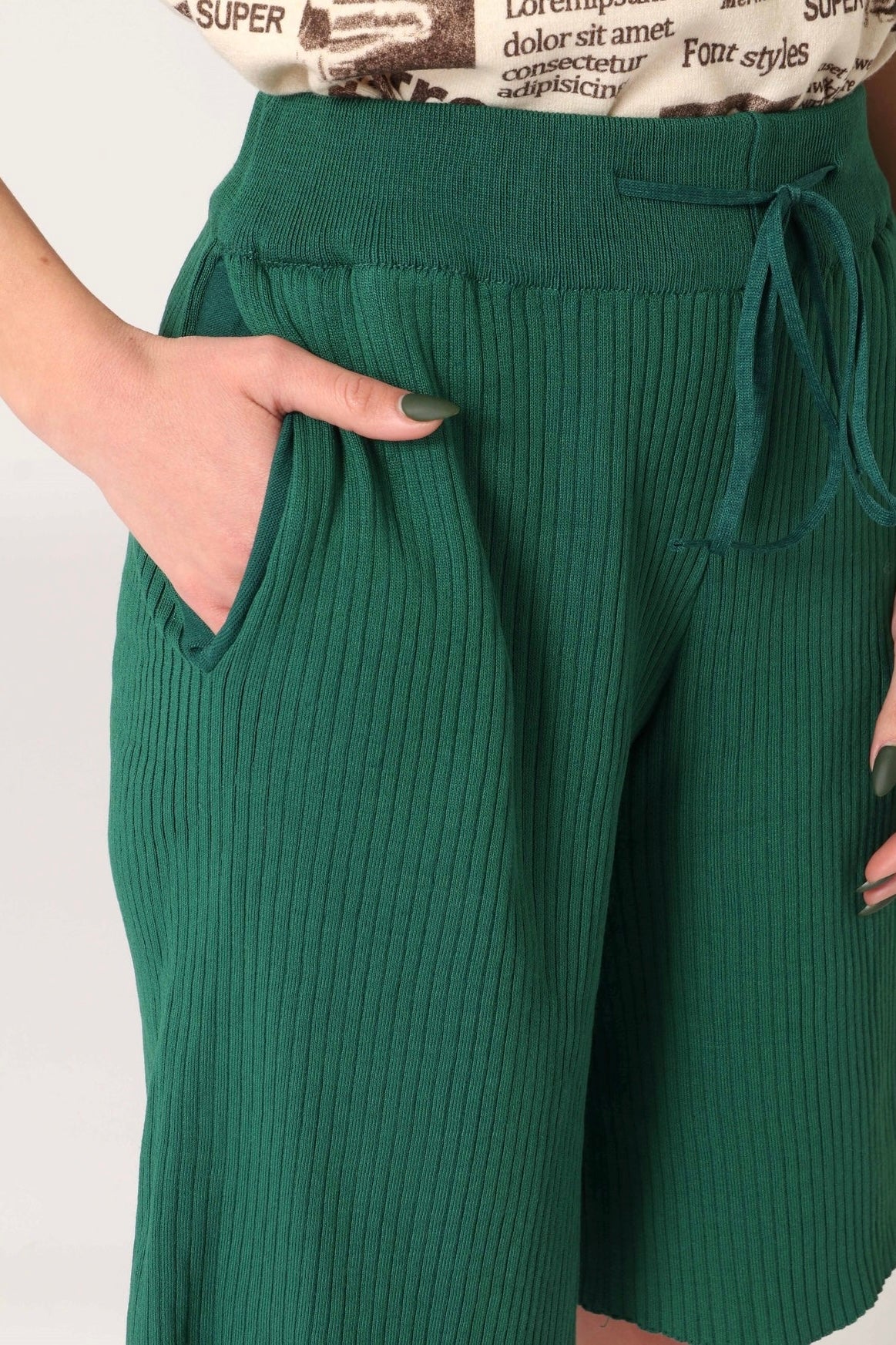 מכנסי צמר קצרים