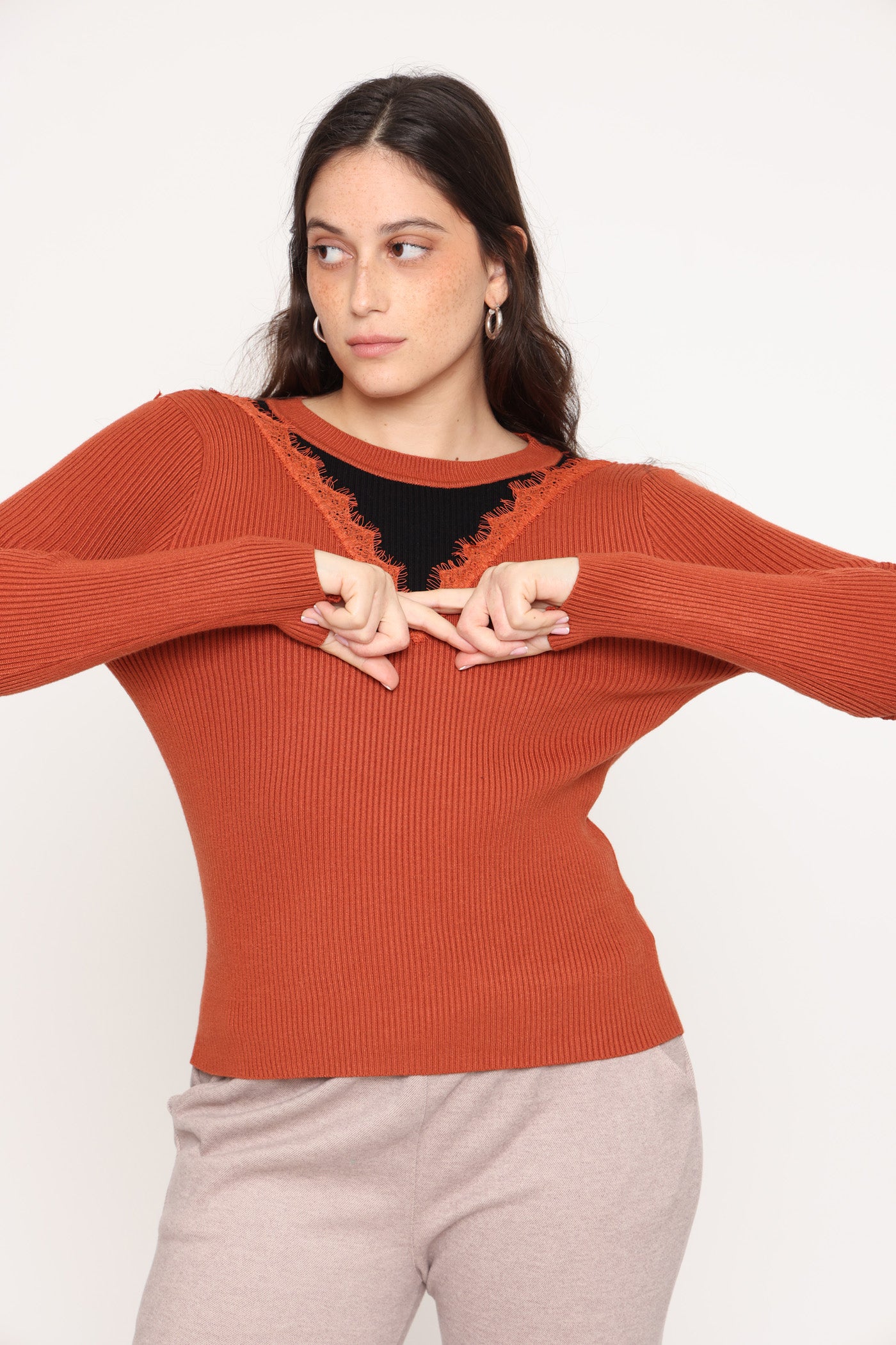 סריג כתום ומשולש שחור חורף