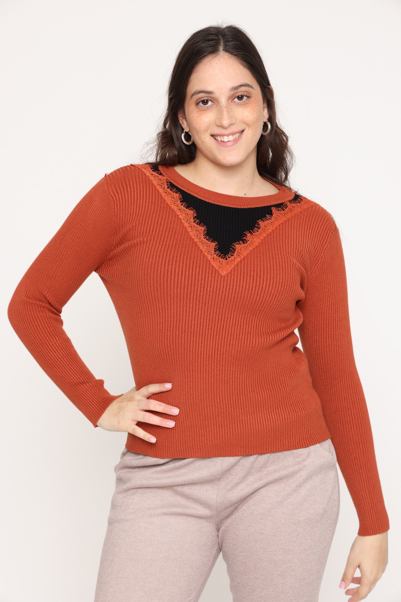 סריג כתום ומשולש שחור חורף