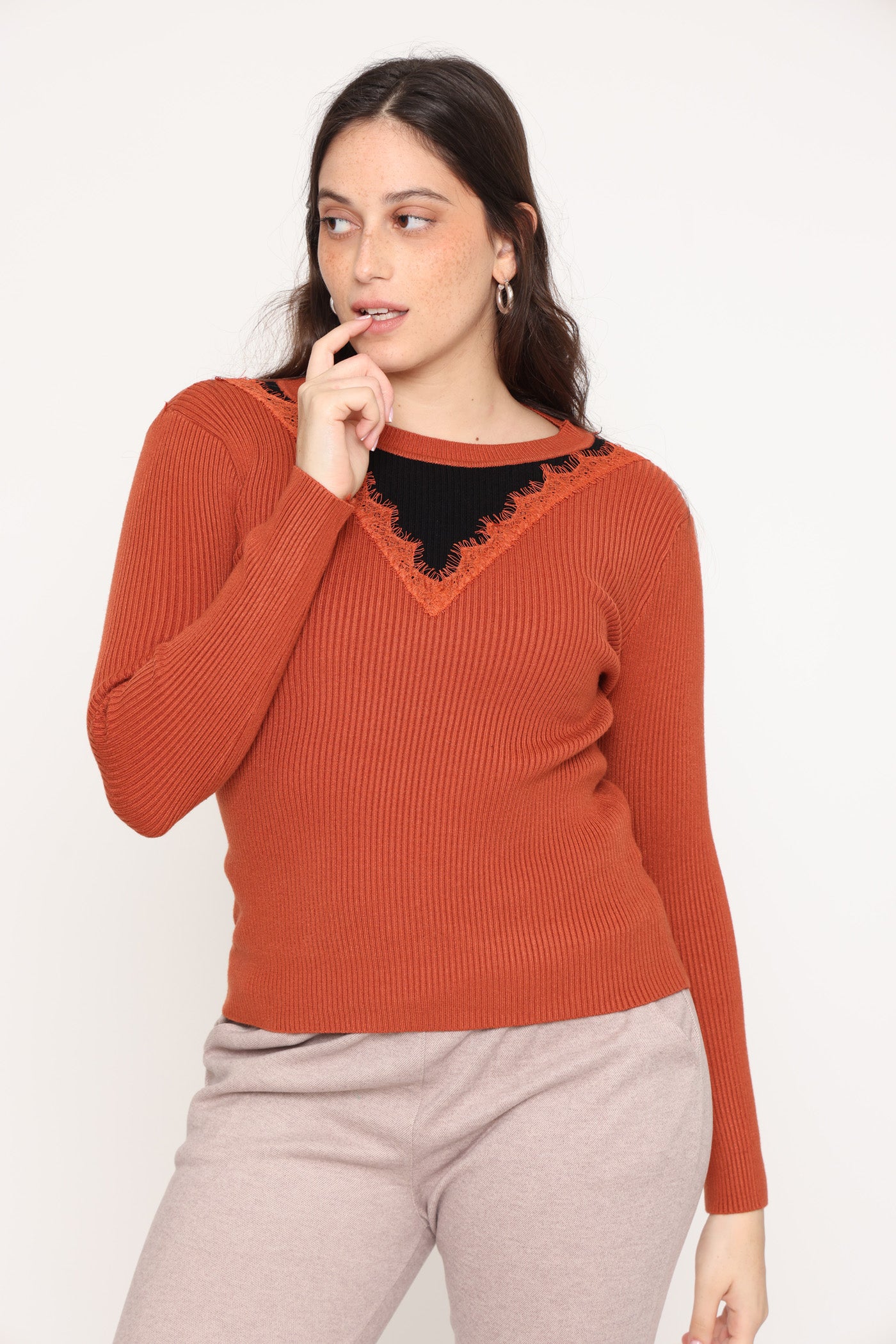 סריג כתום ומשולש שחור חורף