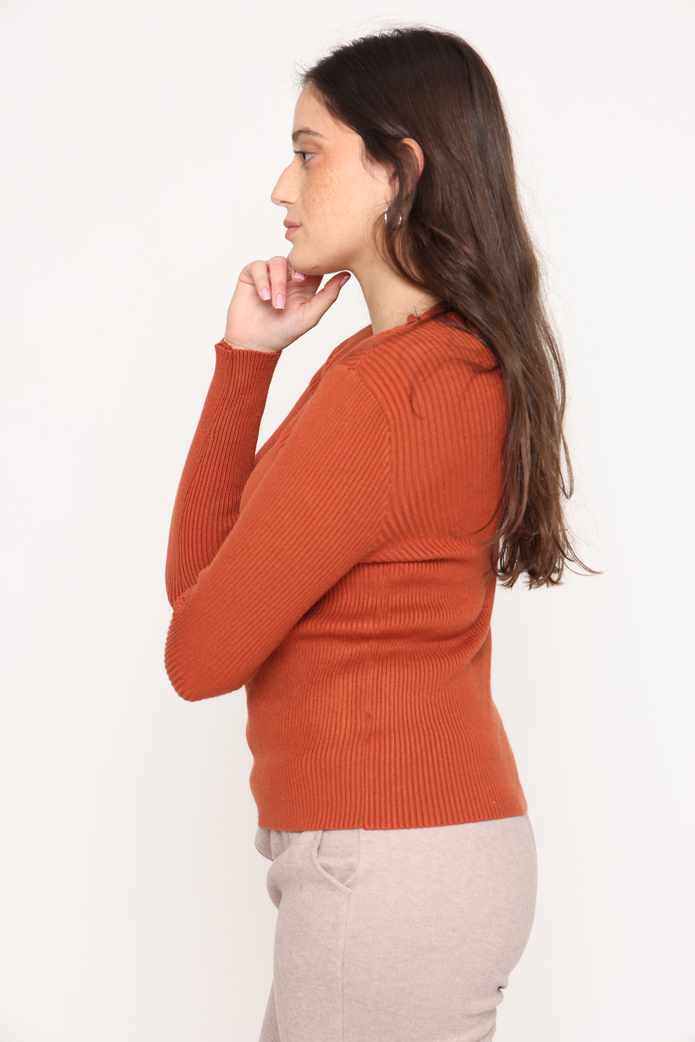 סריג כתום ומשולש שחור חורף