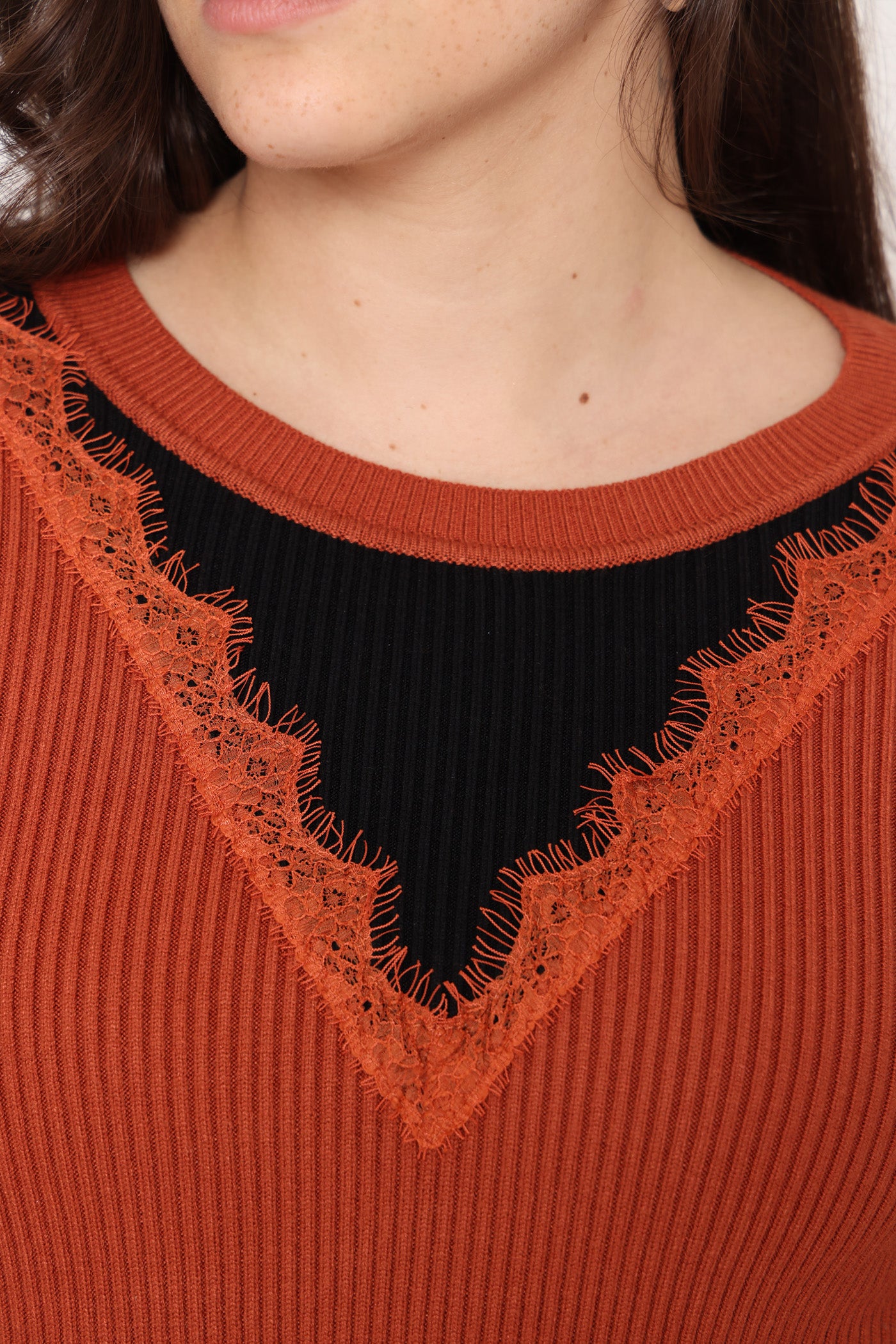 סריג כתום ומשולש שחור חורף