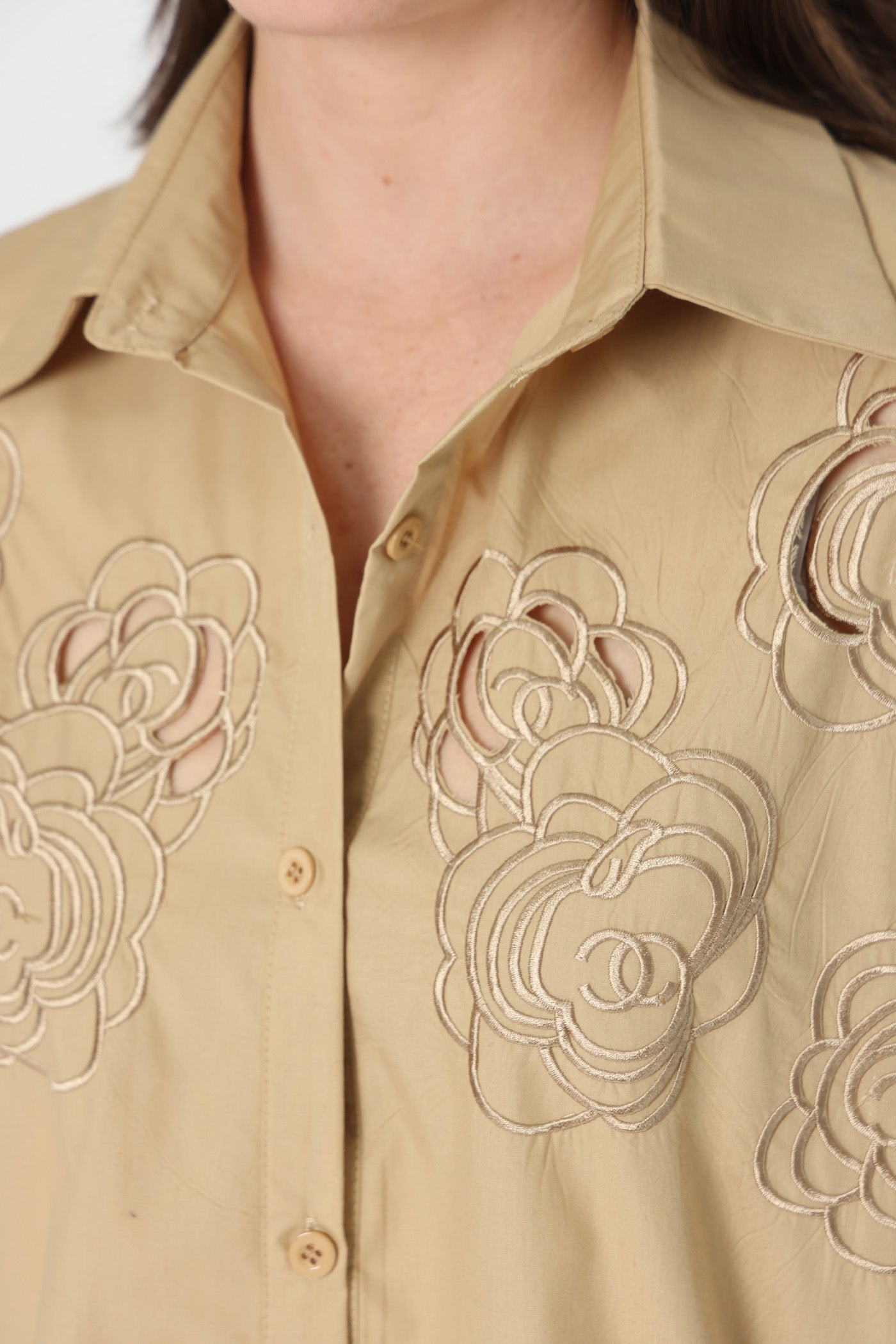 חולצת רקמת פרחים