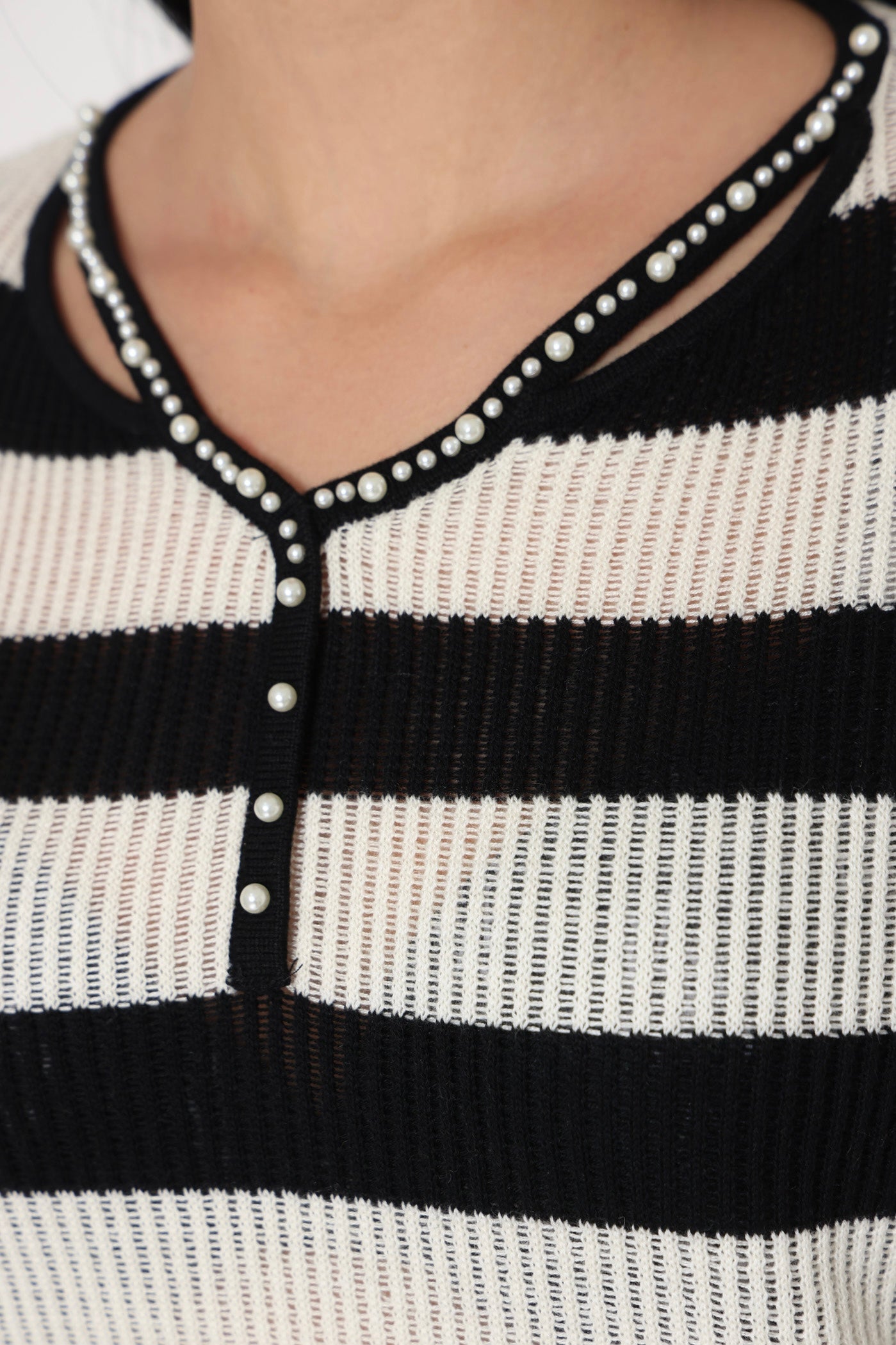 סריג פסים שחורים ואלמנט