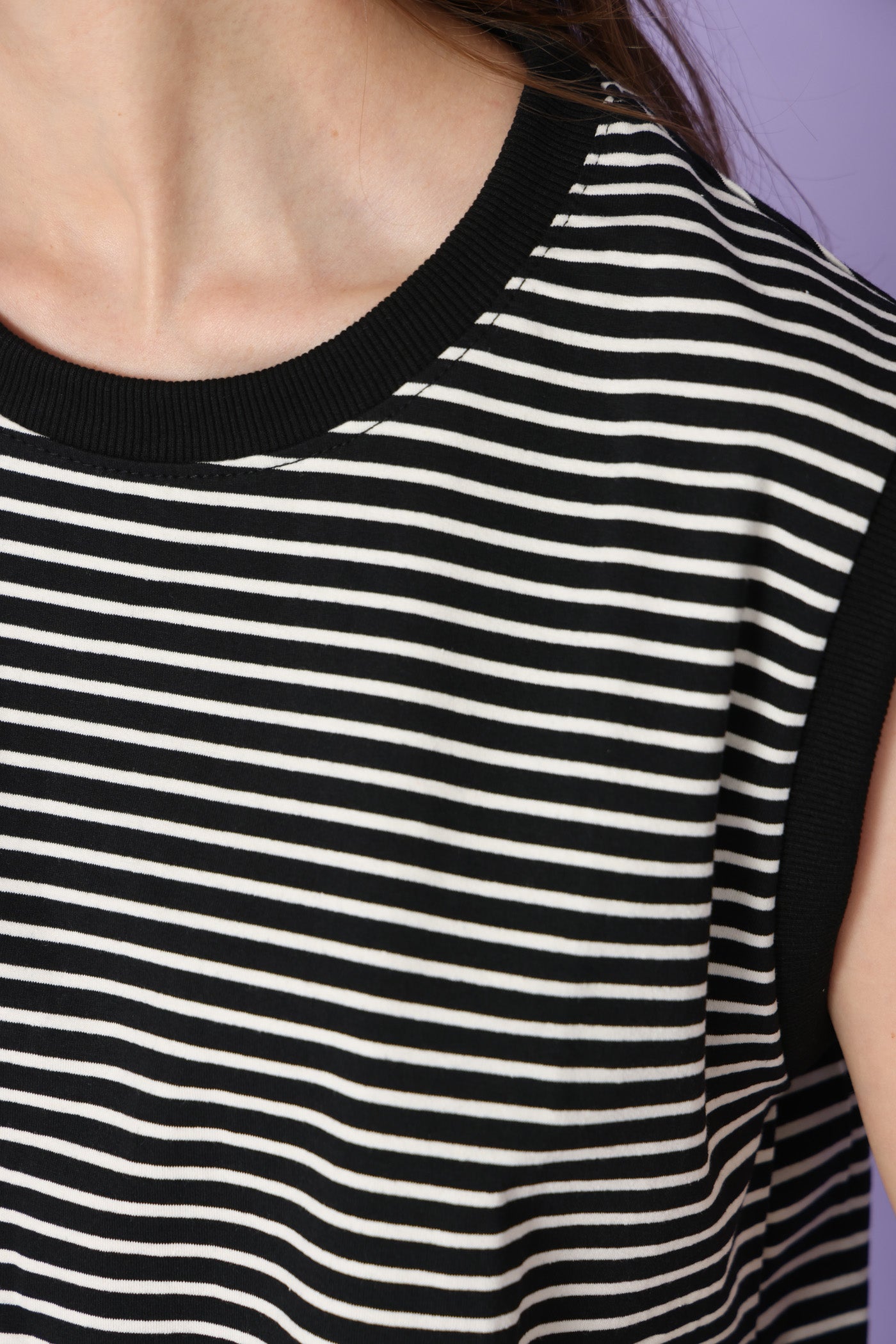 גופיית פסים דקיקים