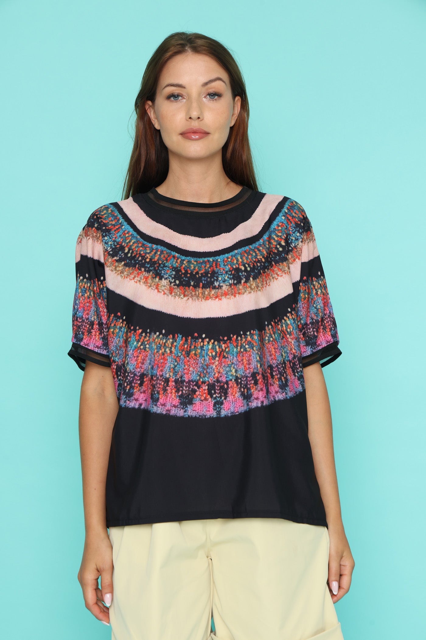 חולצת שרשראות צבעוניות