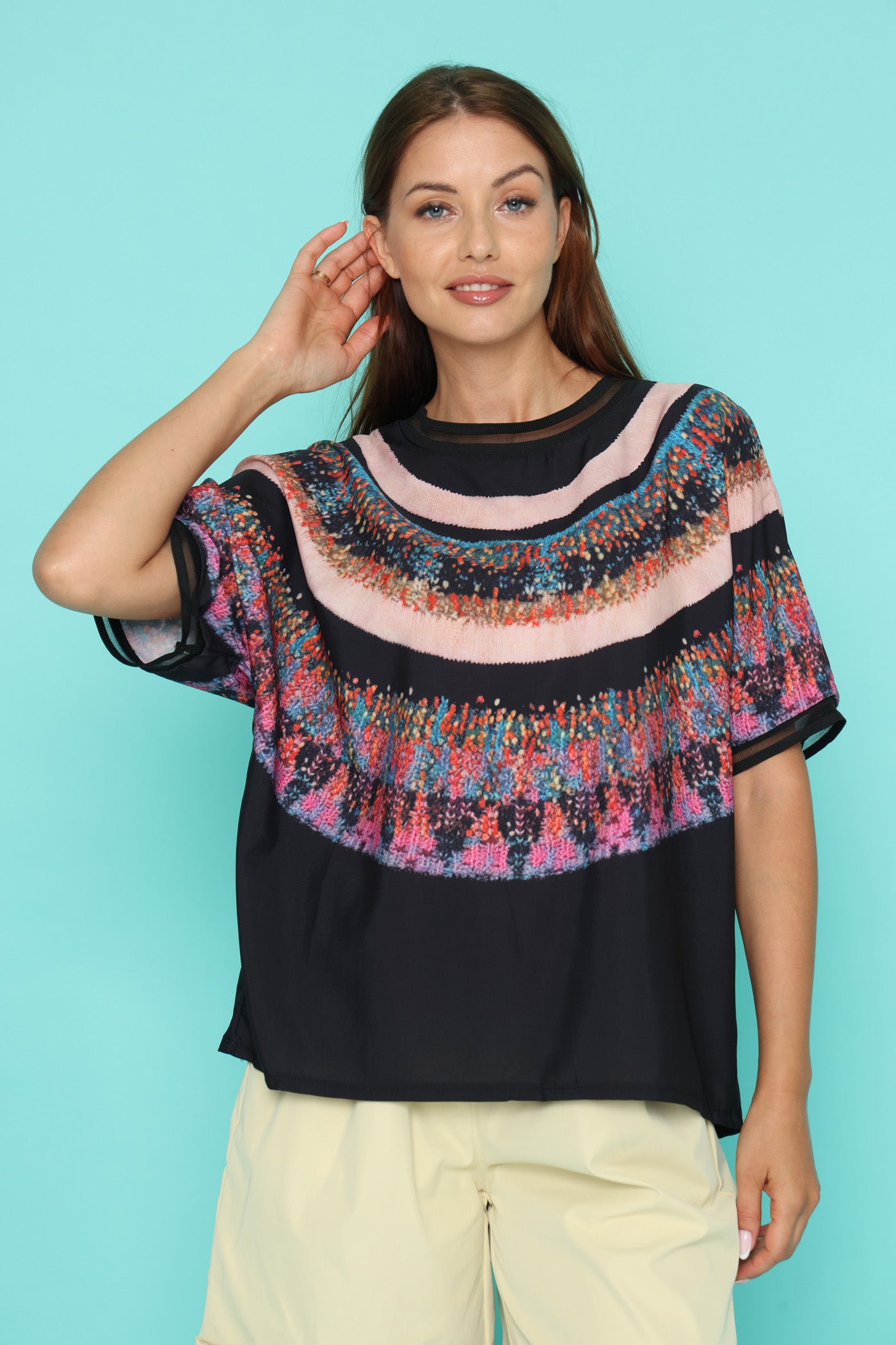 חולצת שרשראות צבעוניות