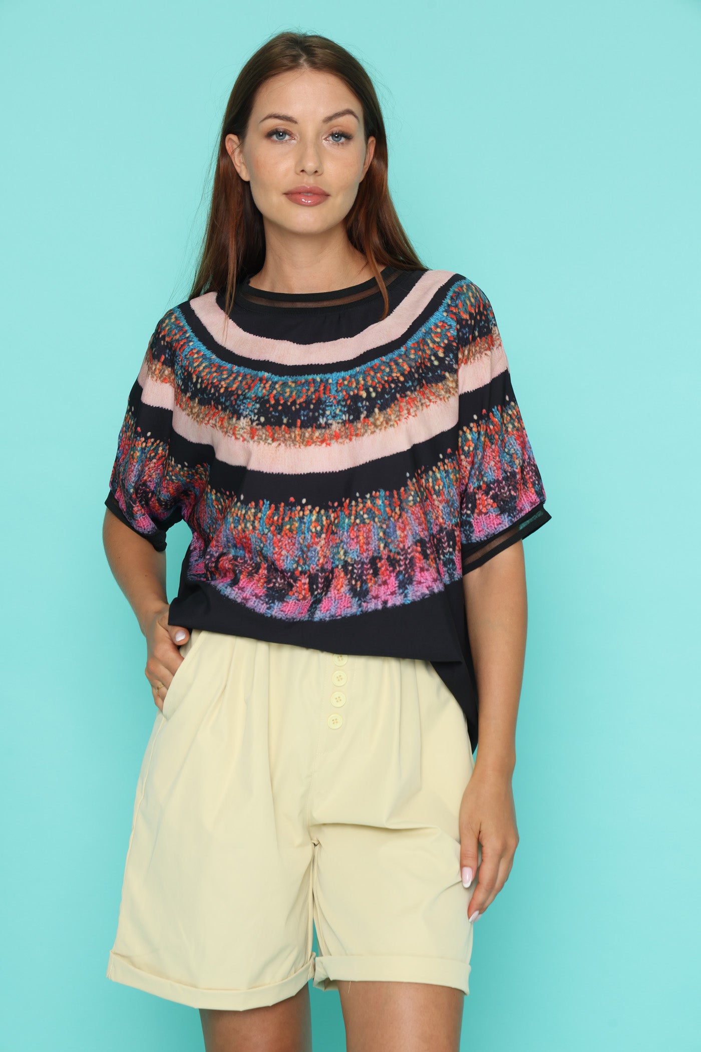 חולצת שרשראות צבעוניות