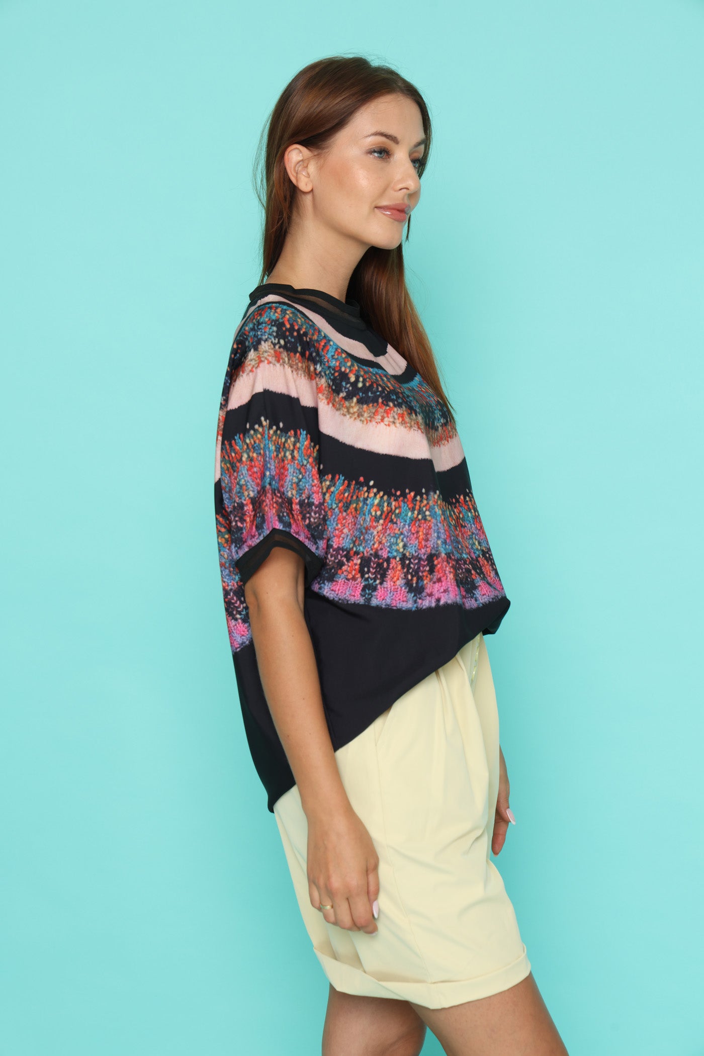 חולצת שרשראות צבעוניות