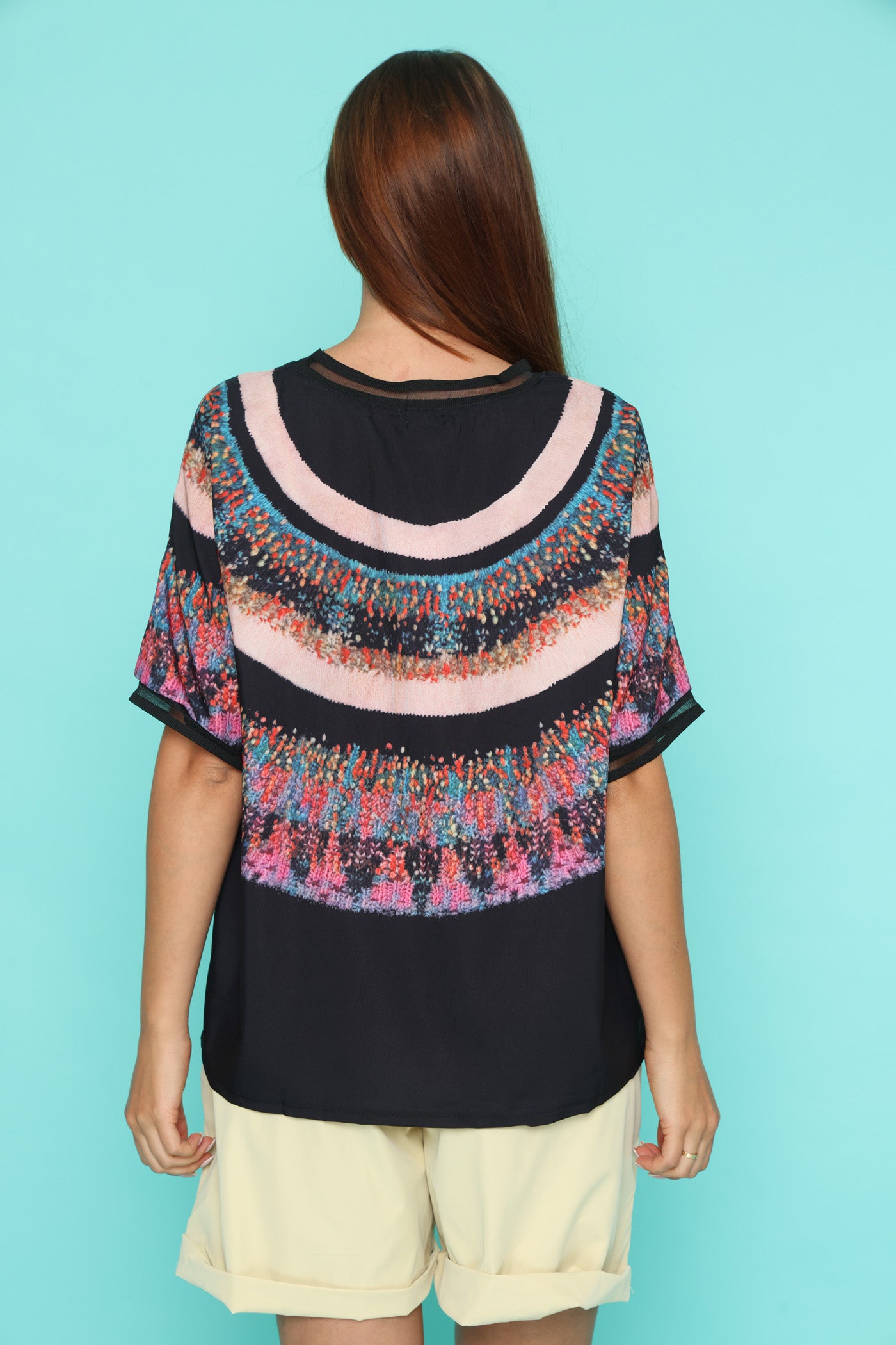 חולצת שרשראות צבעוניות