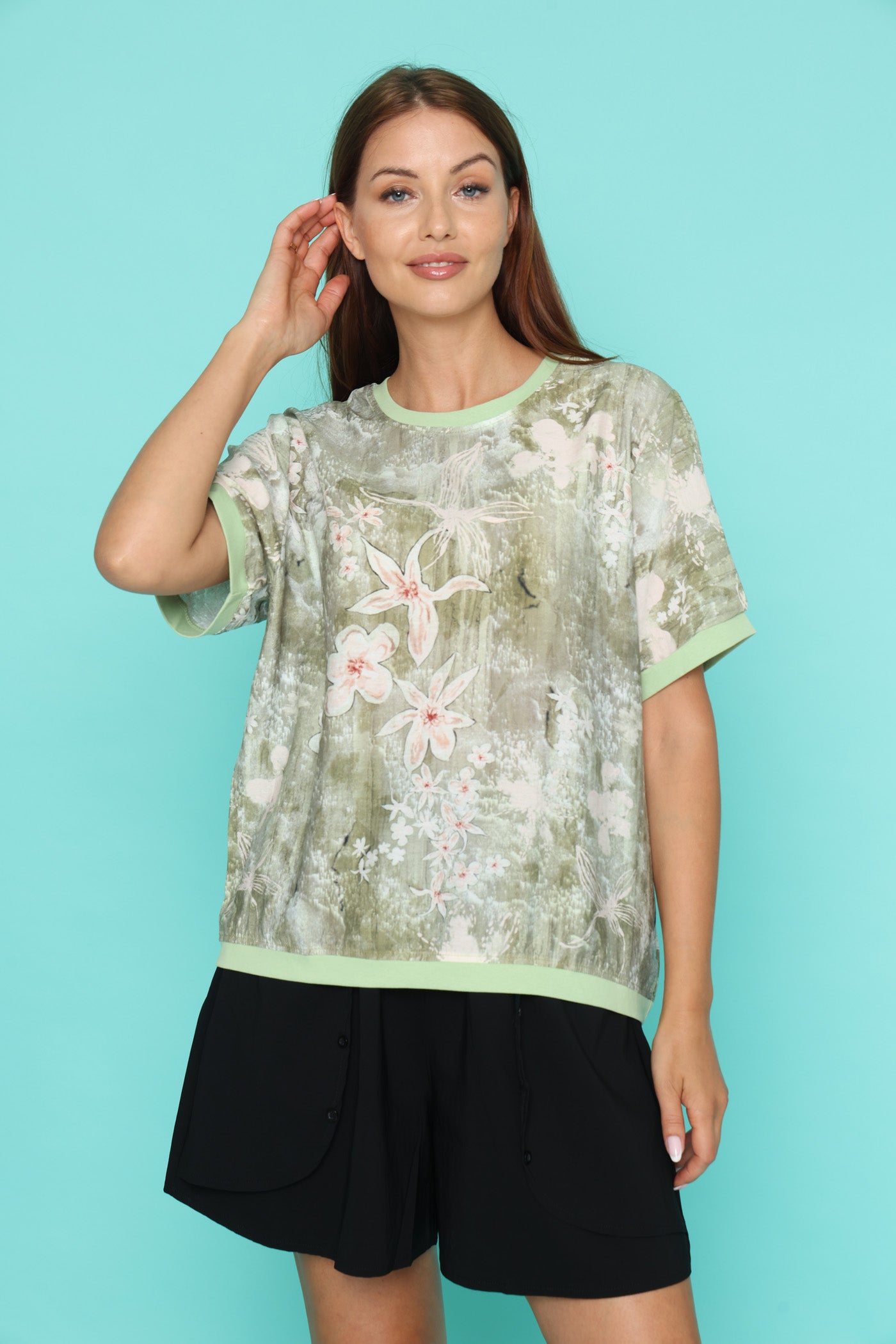 חולצת פרחים בחשיכה