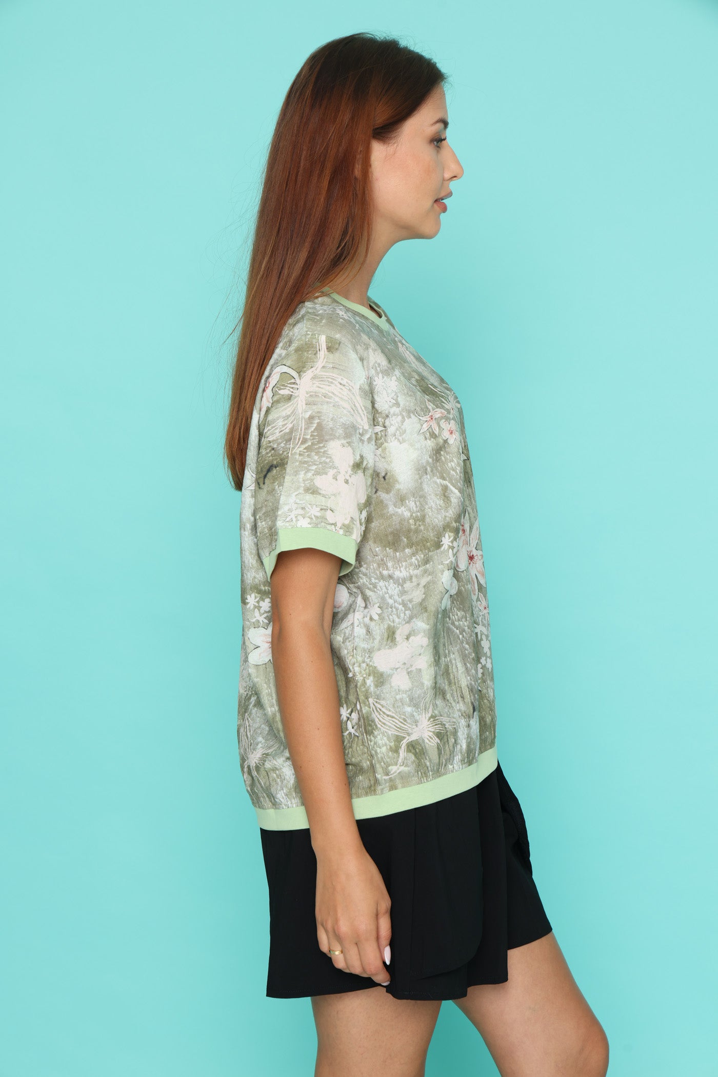 חולצת פרחים בחשיכה