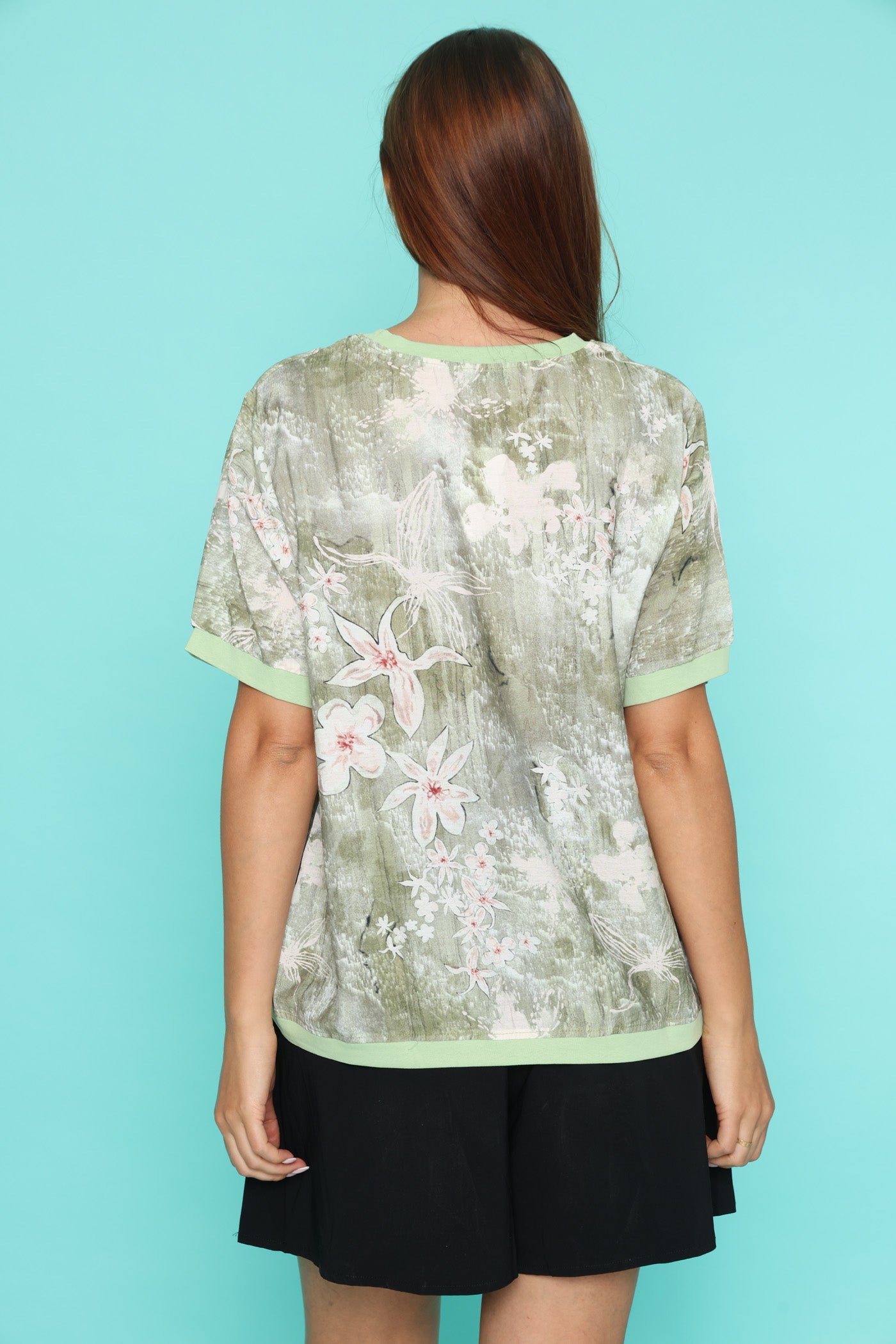 חולצת פרחים בחשיכה