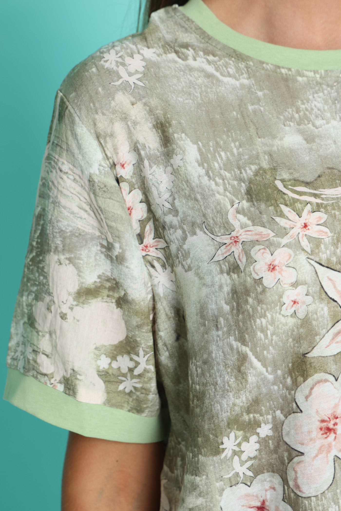 חולצת פרחים בחשיכה