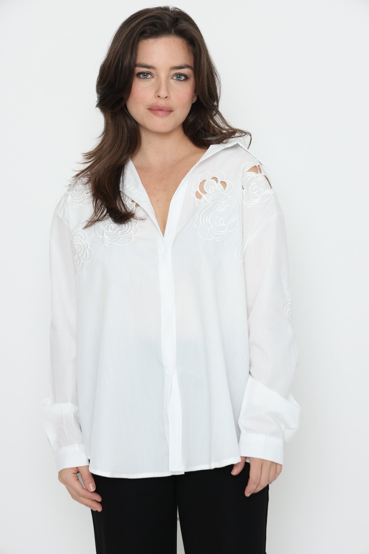 חולצת רקמת פרחים