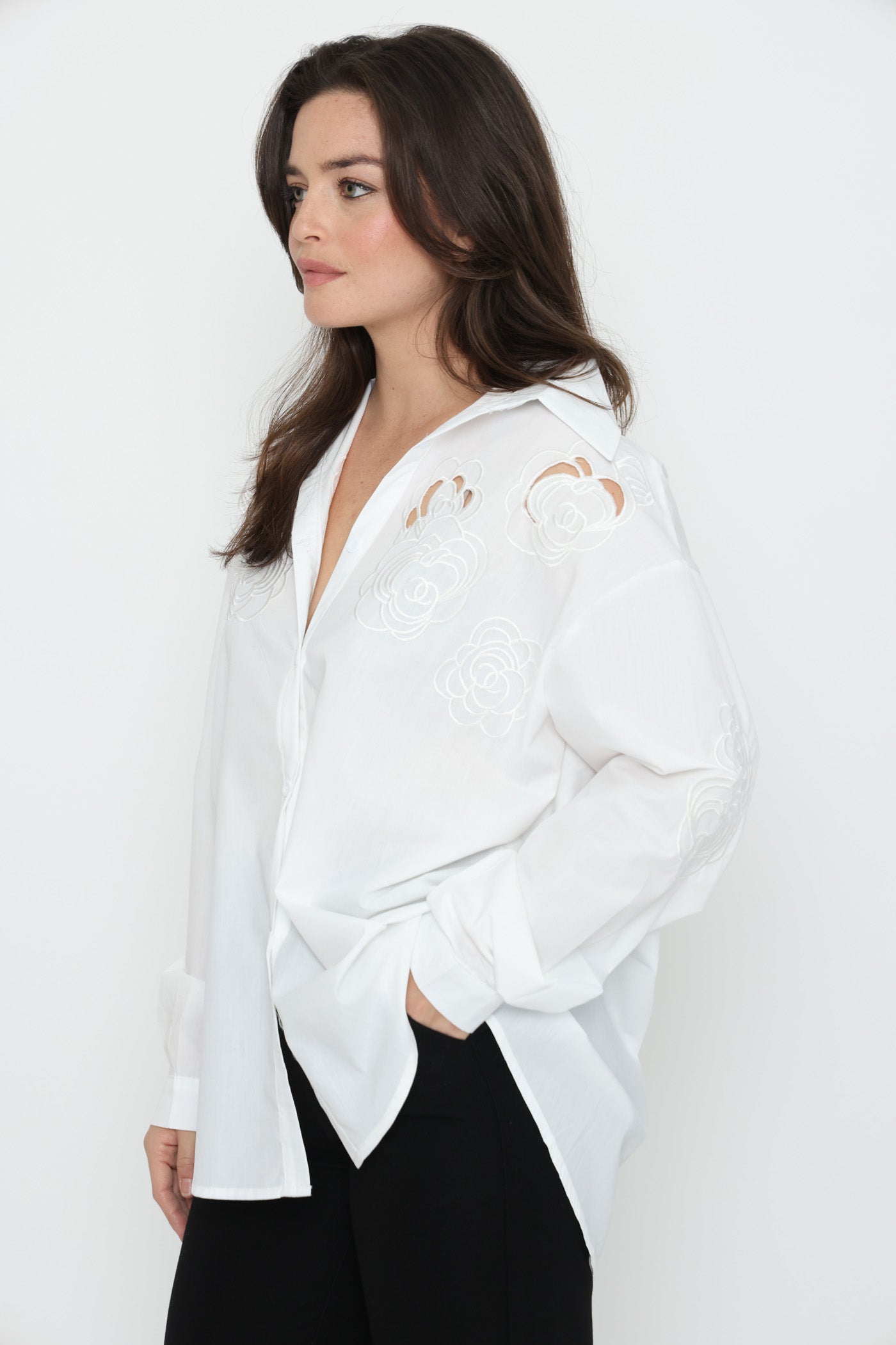 חולצת רקמת פרחים