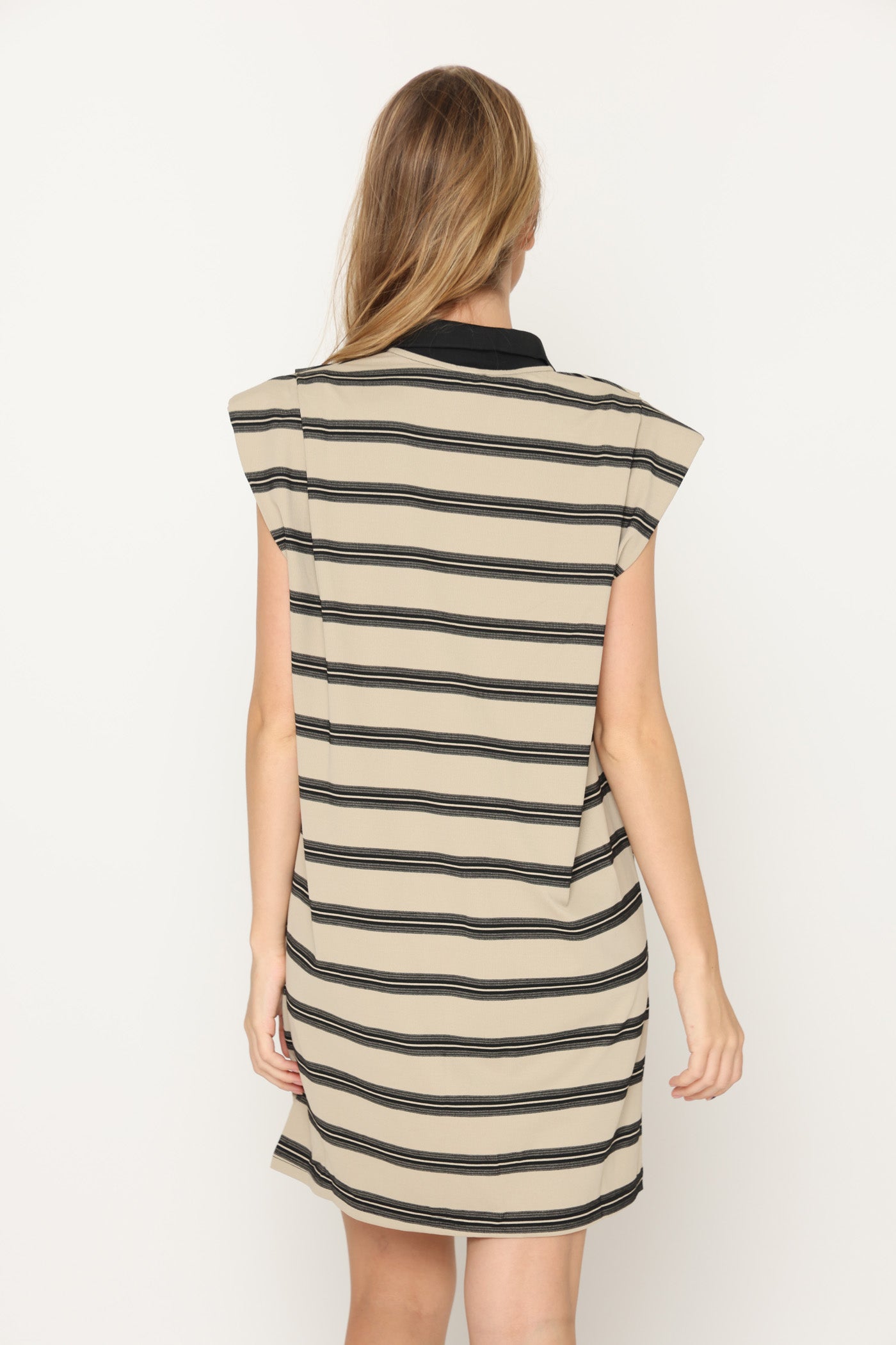 שמלת צווארון שחור