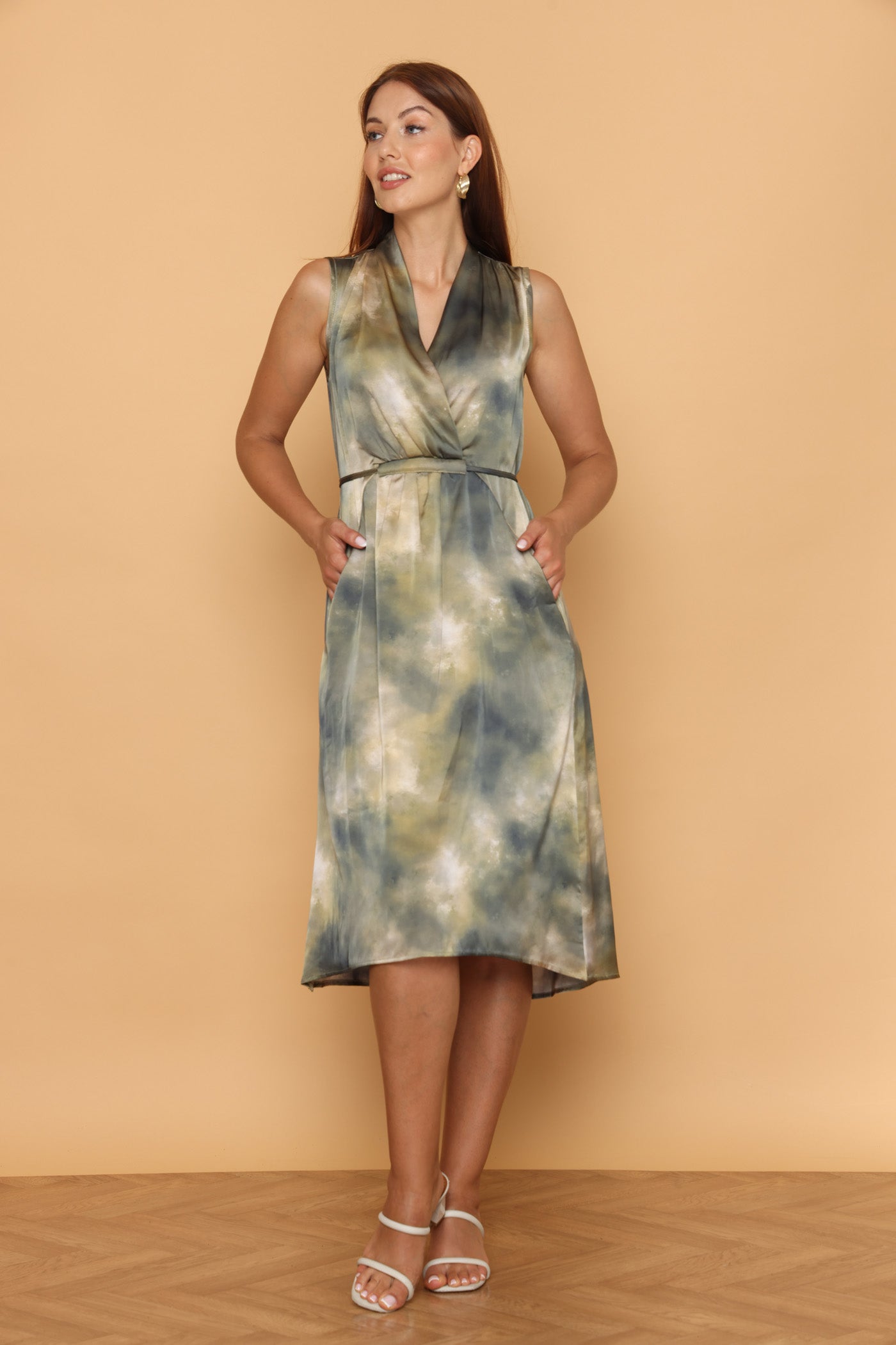 שמלת מעטפת כתמים על ירוק