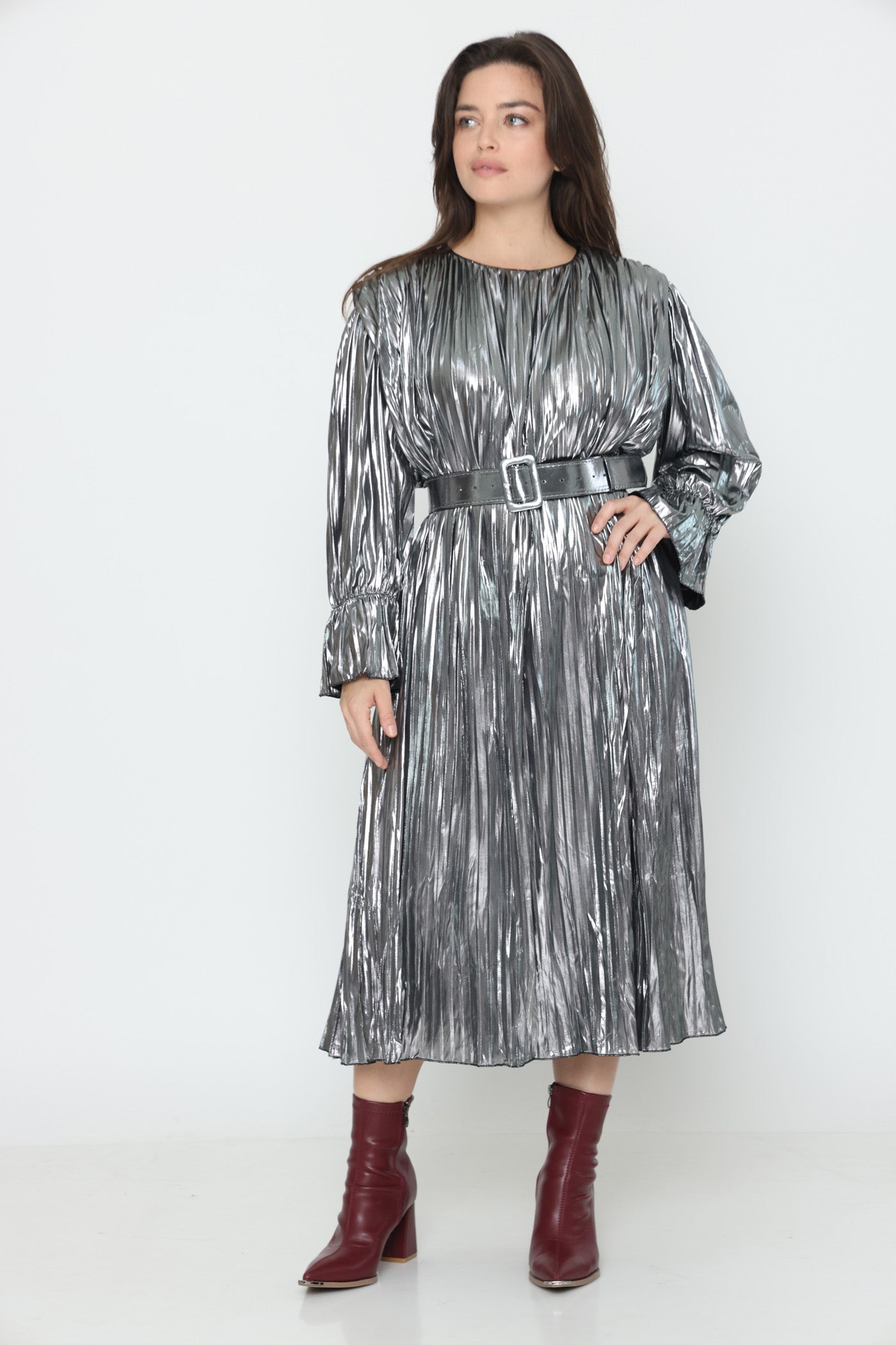 שמלת פליסה כסופה