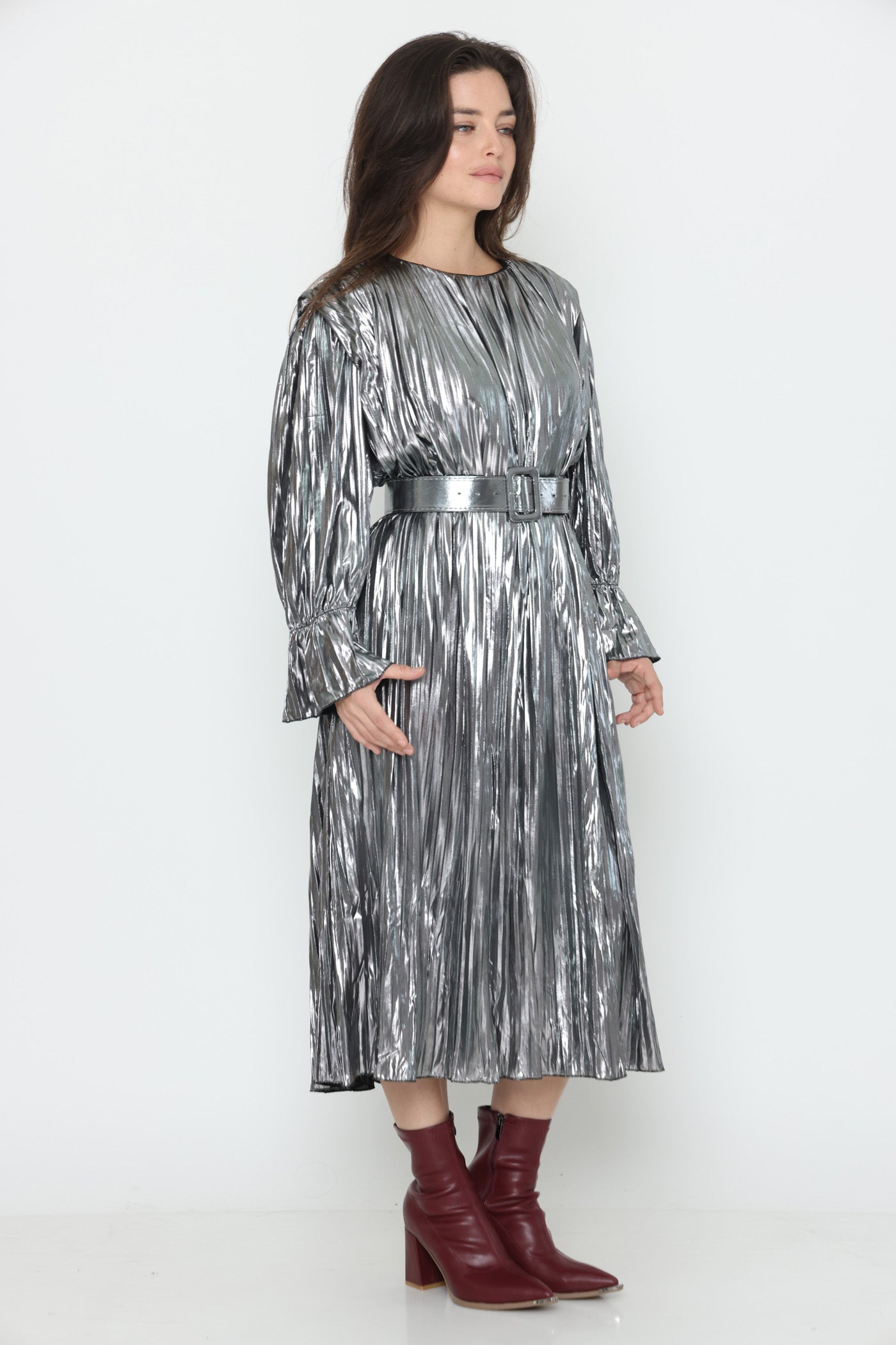 שמלת פליסה כסופה