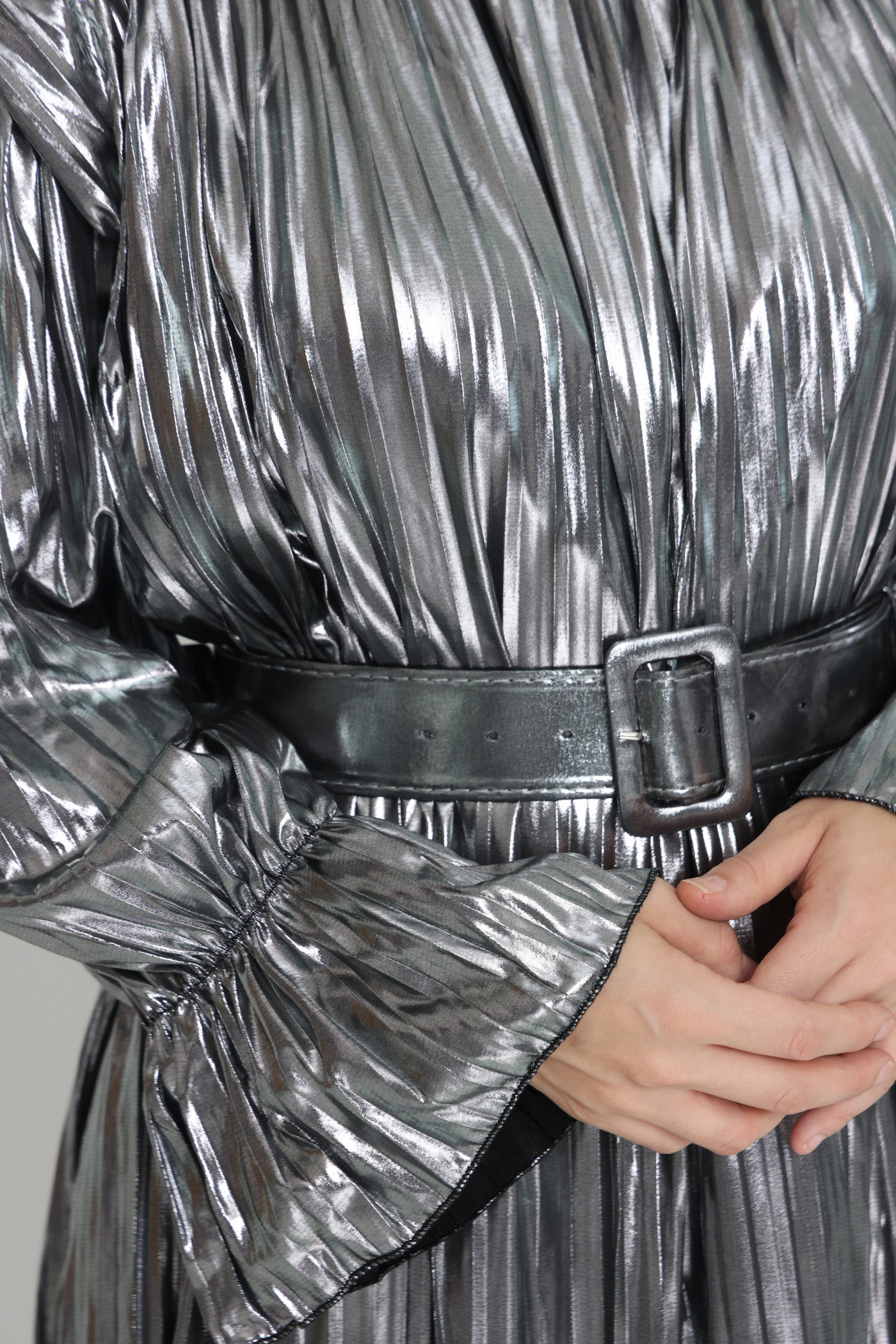 שמלת פליסה כסופה