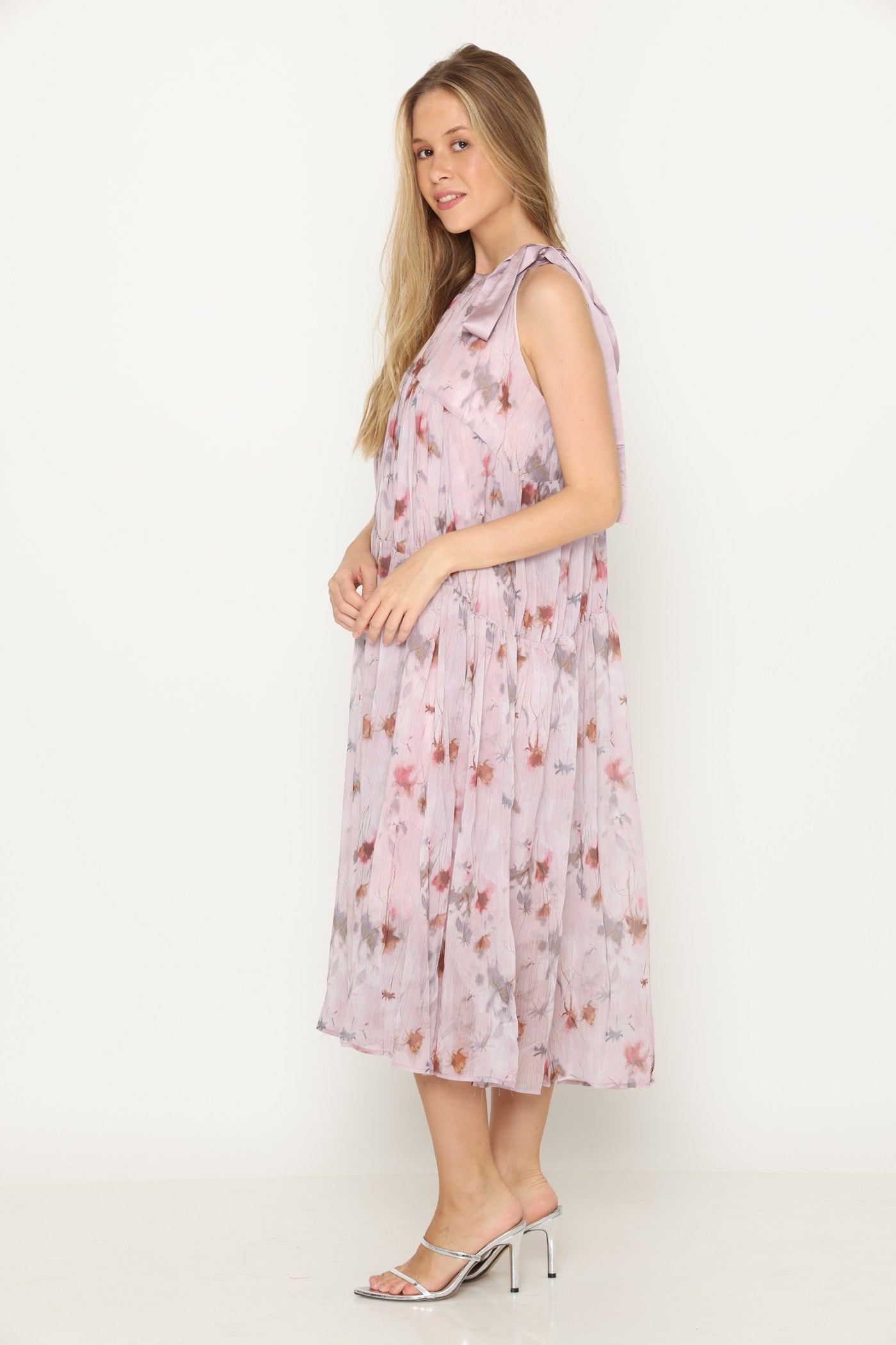 שמלה רומנטית מפלסים