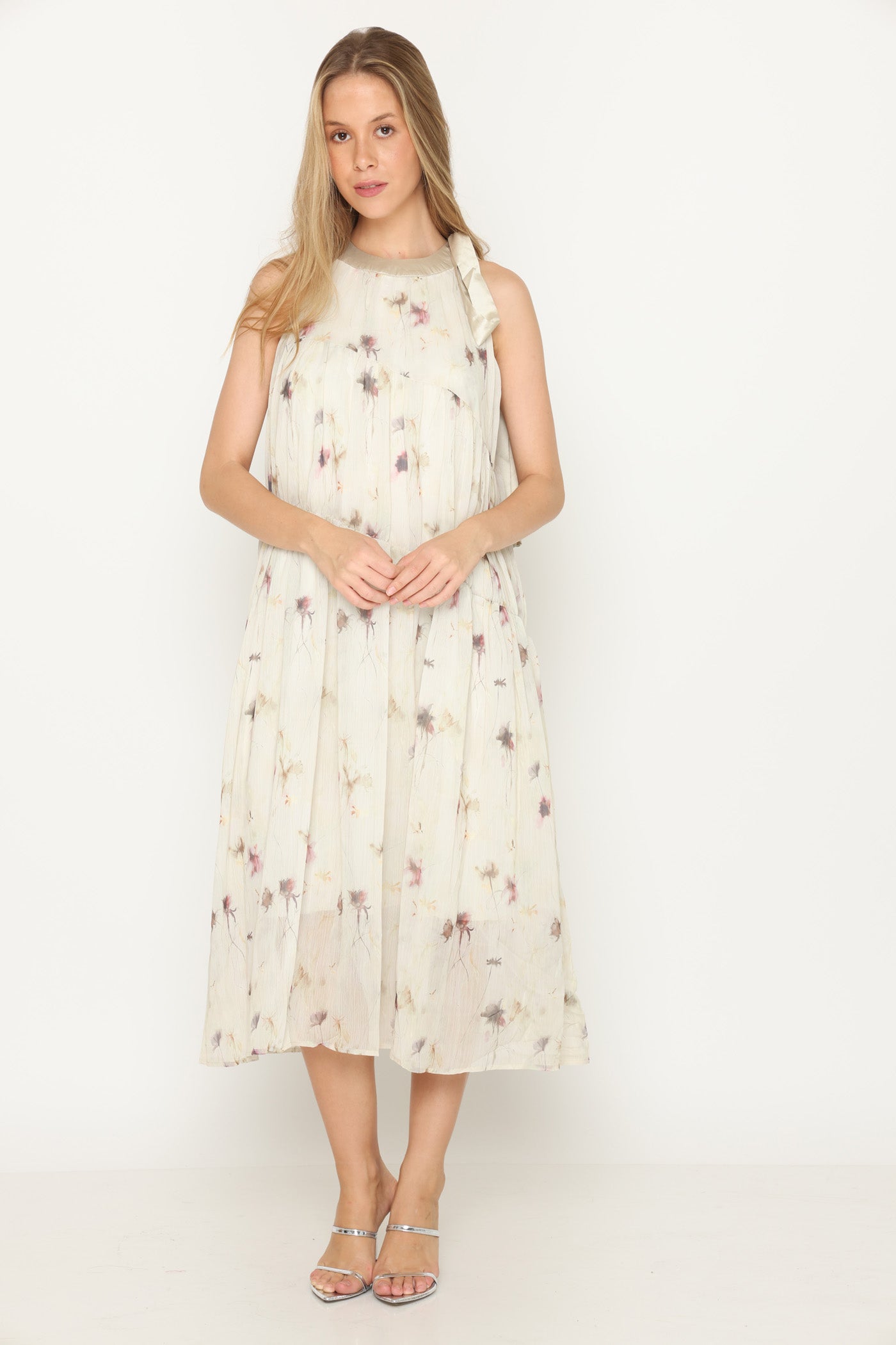 שמלה רומנטית מפלסים