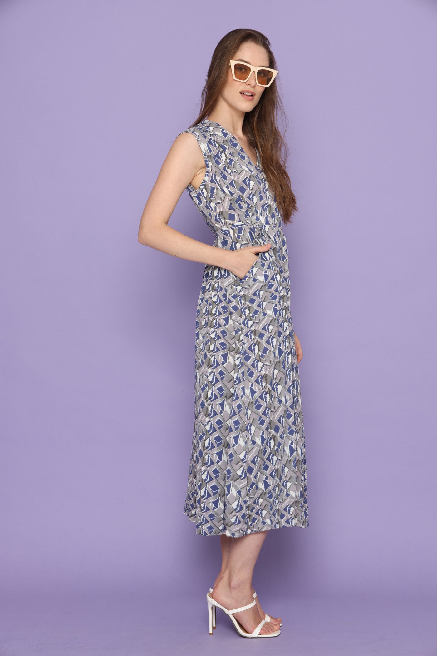 שמלת מעויינים פזורים