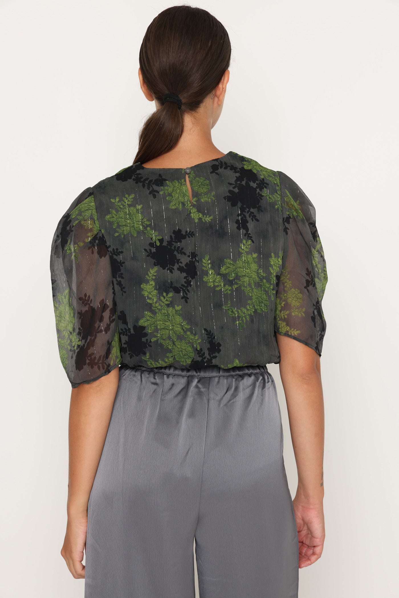 חולצת פרח צהוב עם שחור