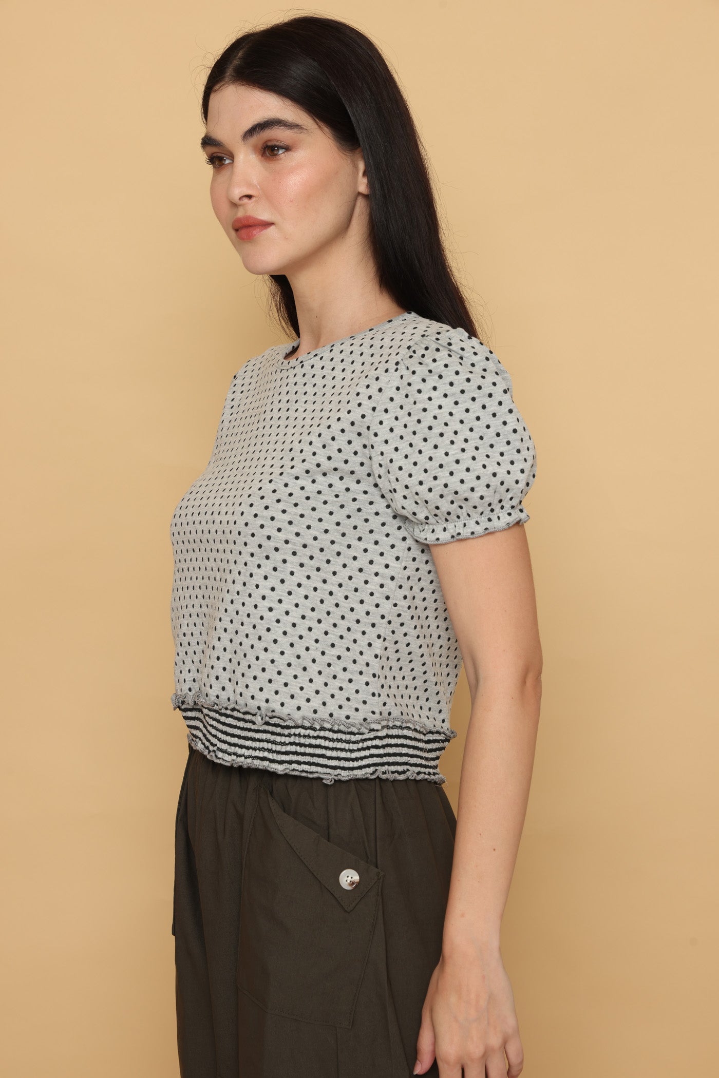 חולצה אפורה נקודות