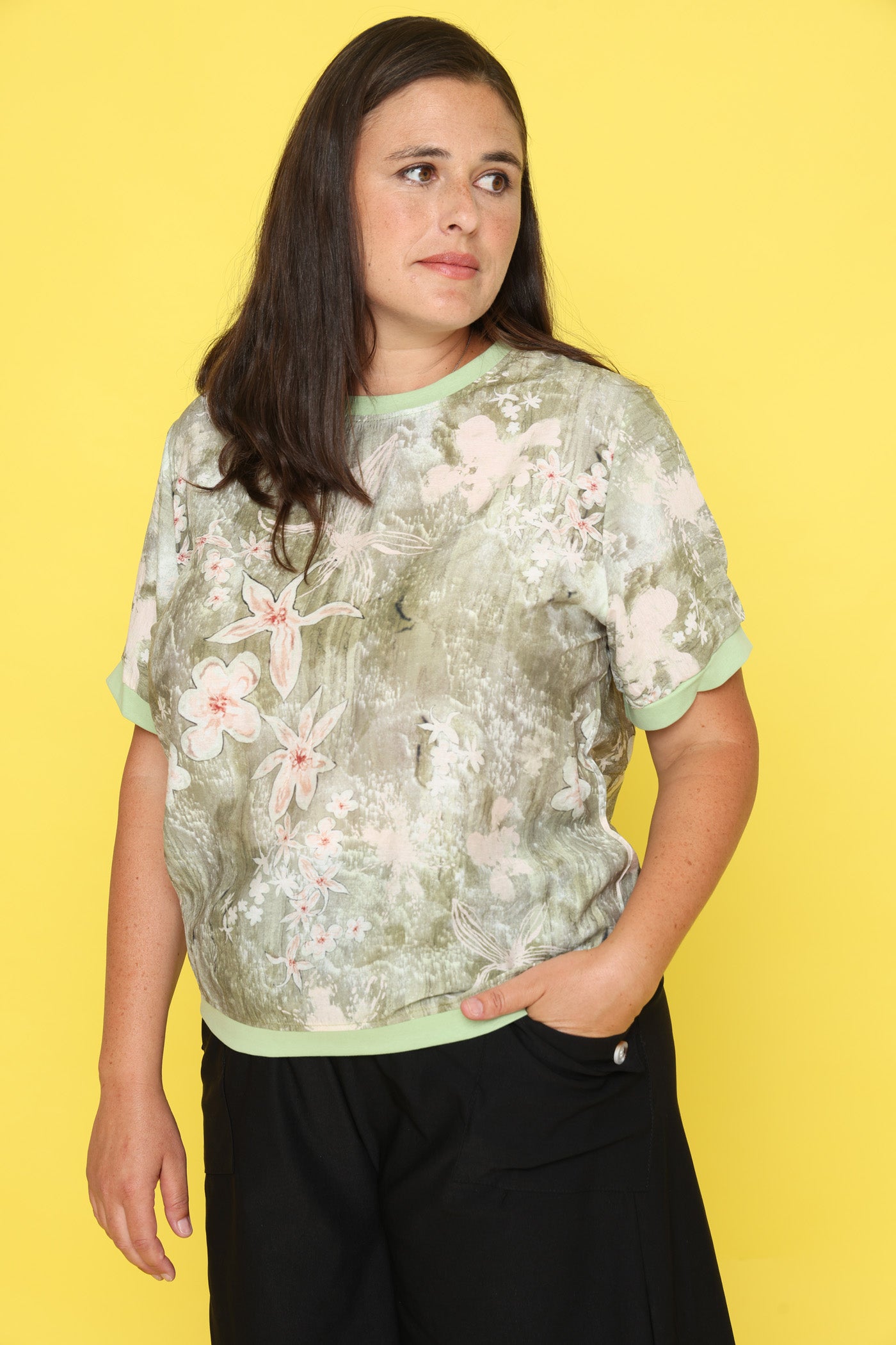 חולצת פרחים בחשיכה