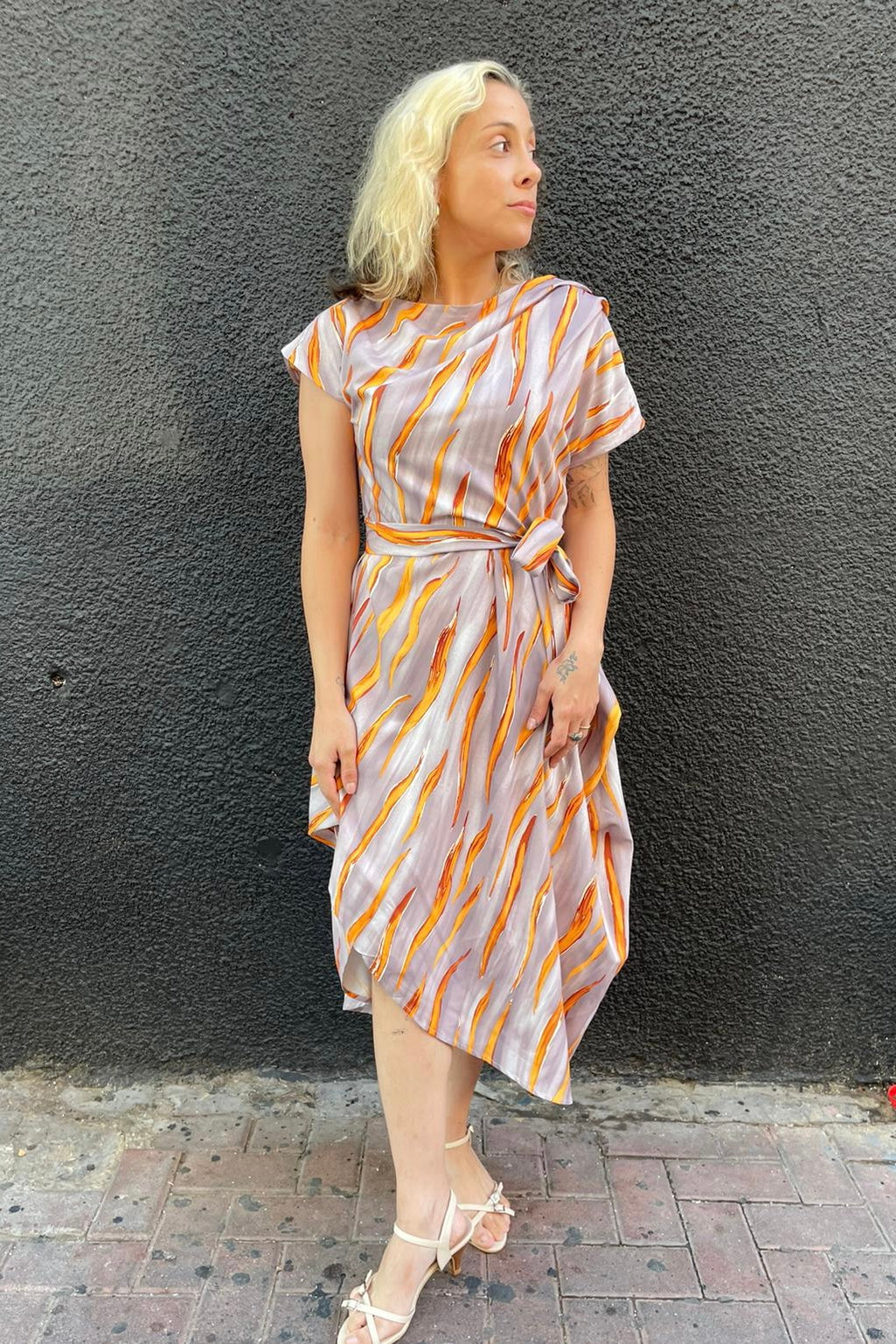 שמלה אסימטרית