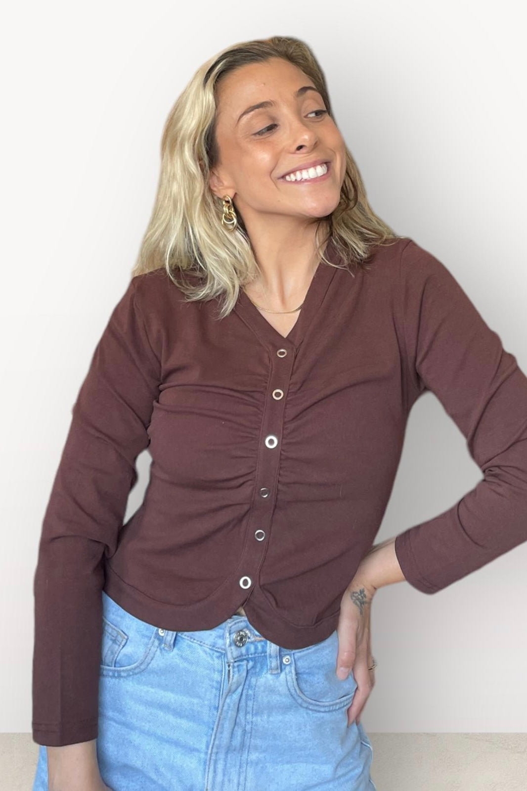 חולצת כיווצים וכפתורים