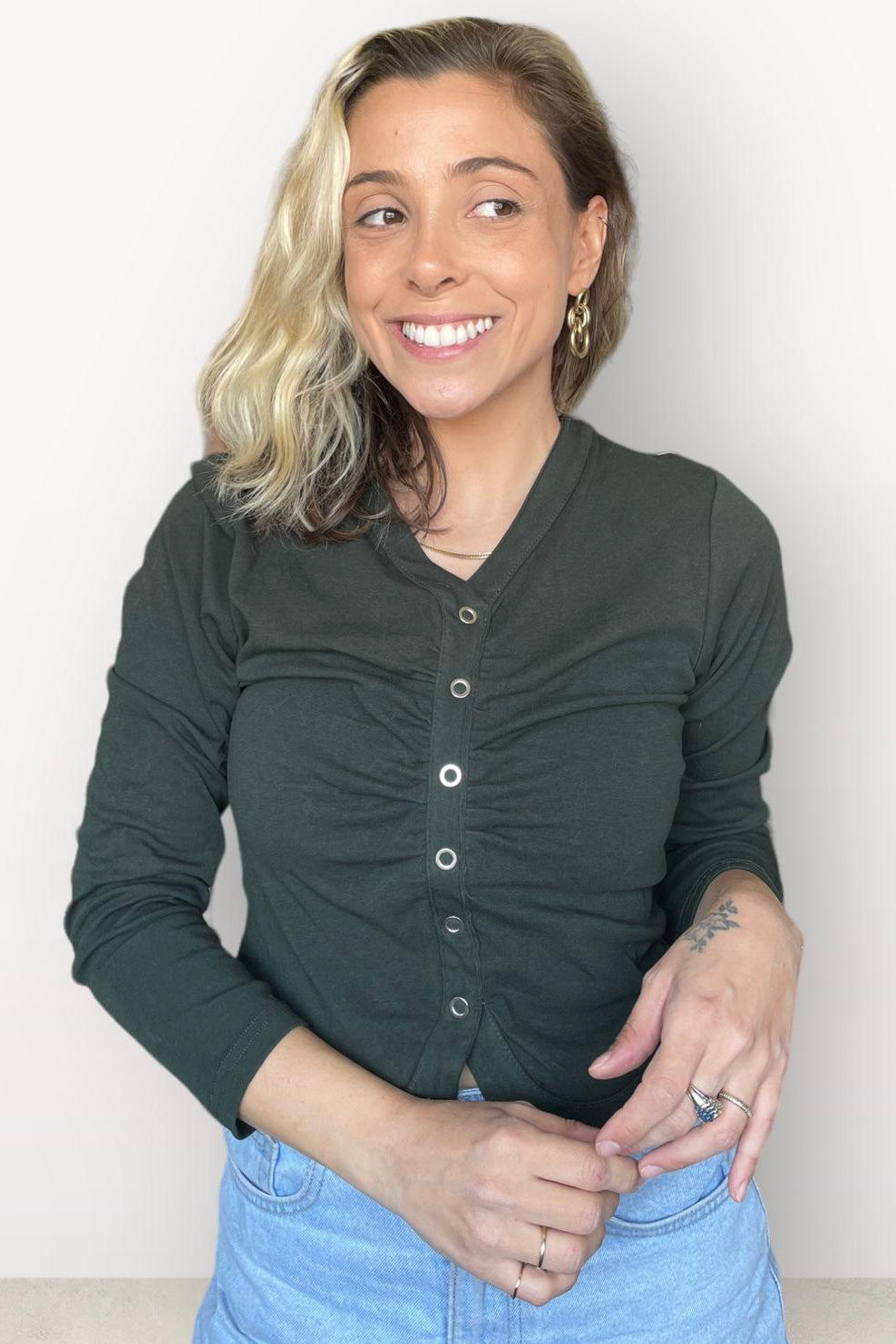 חולצת כיווצים וכפתורים