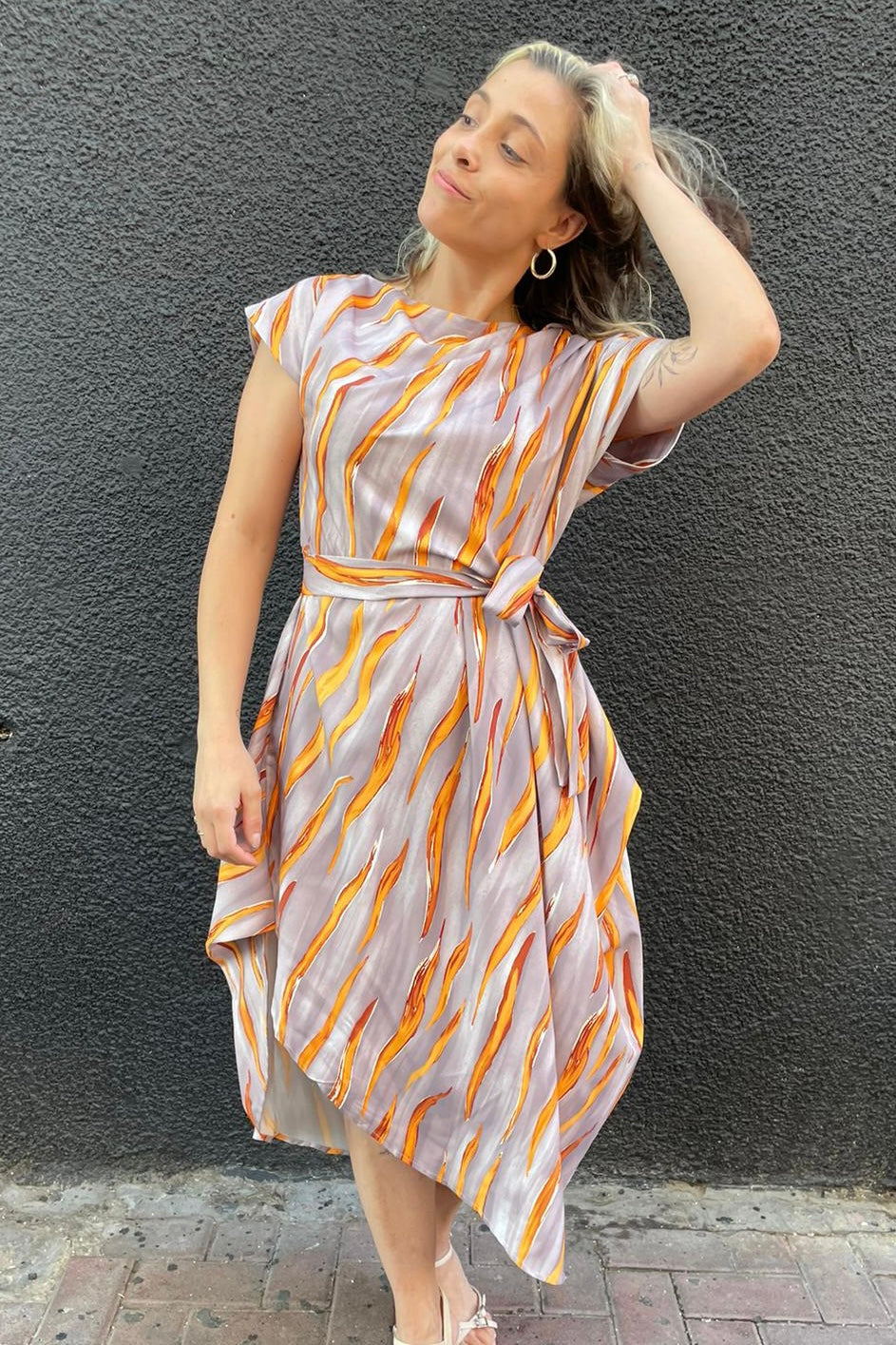 שמלה אסימטרית