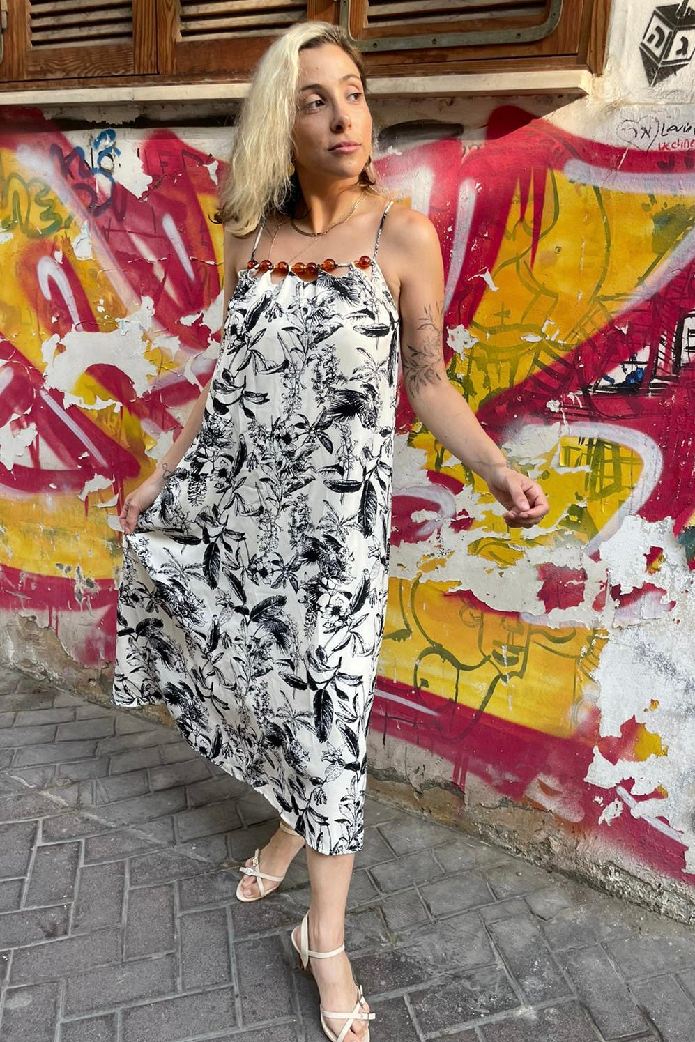 שמלת מחרוזת ופרחים