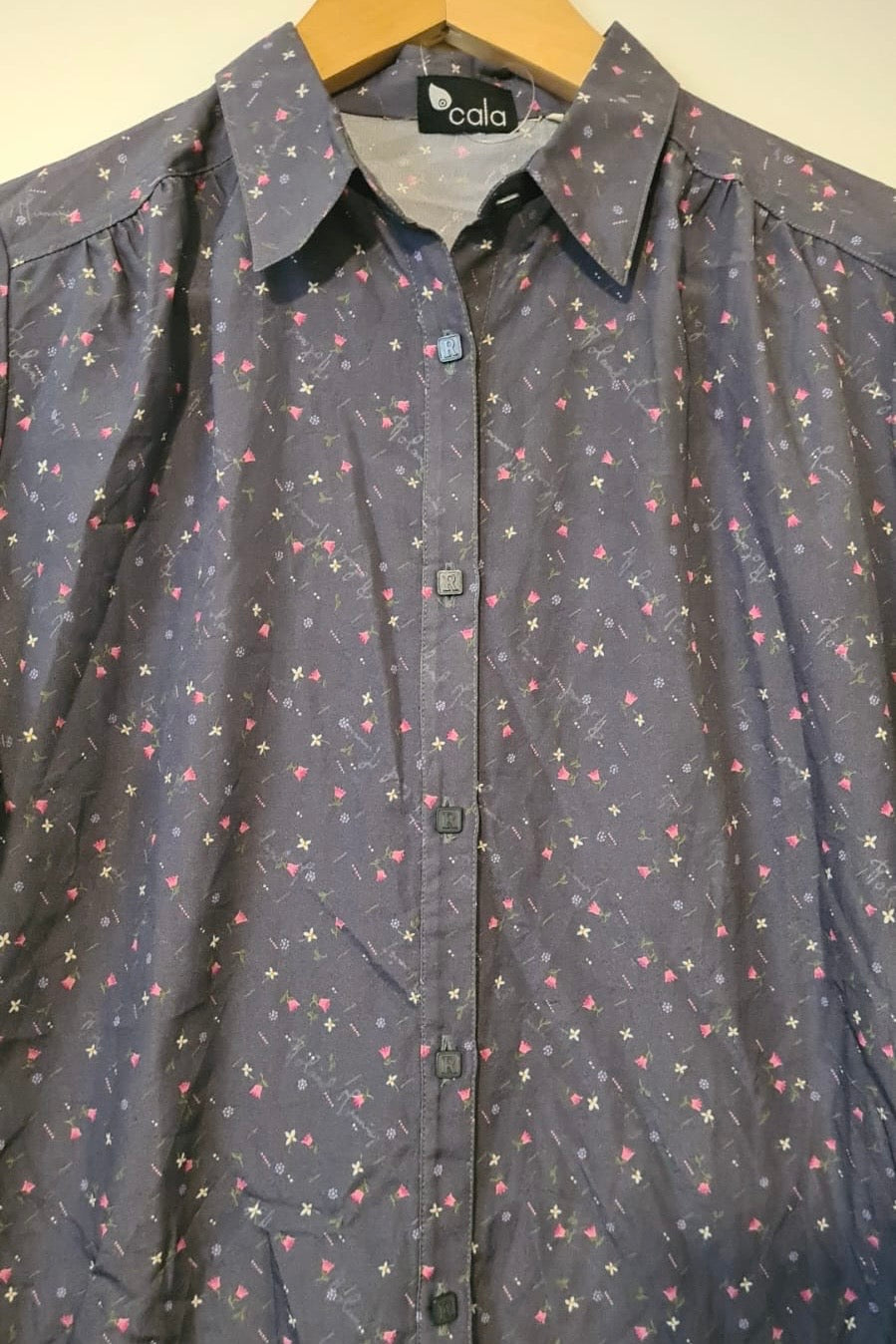 חולצת וינטג' כהה פרחים ורודים